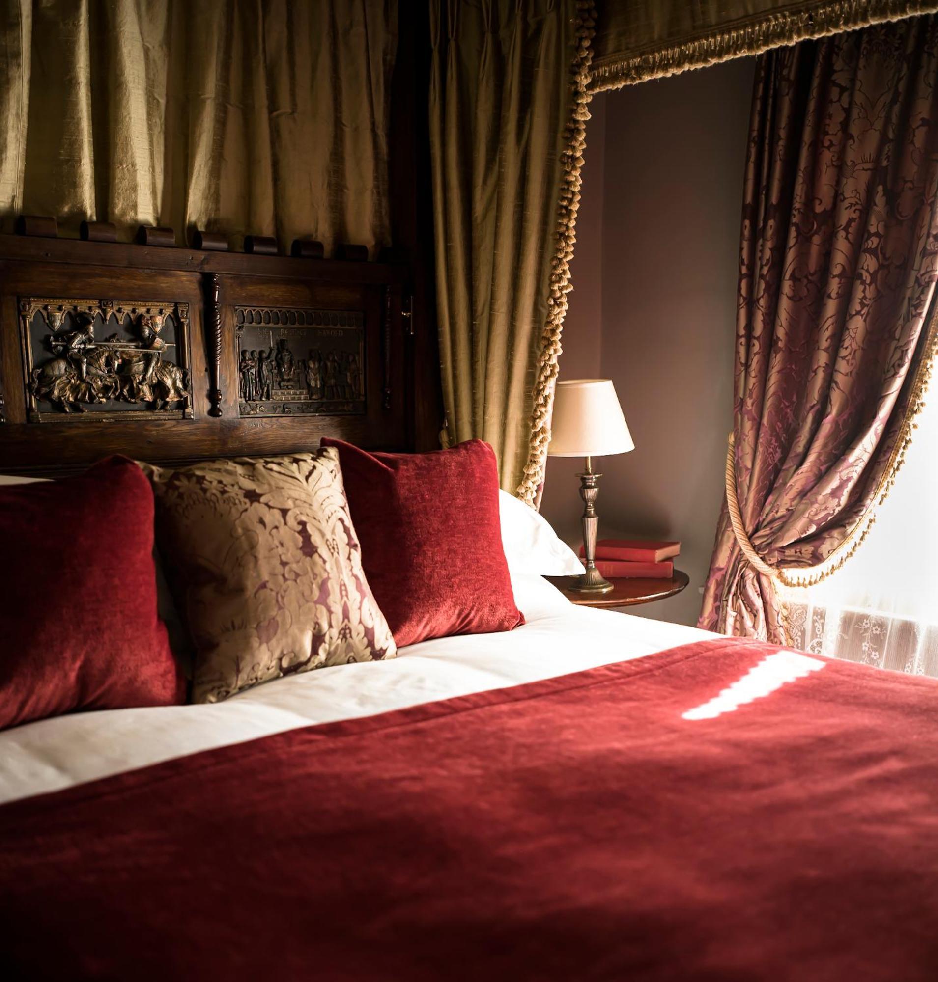 Superior Four Poster