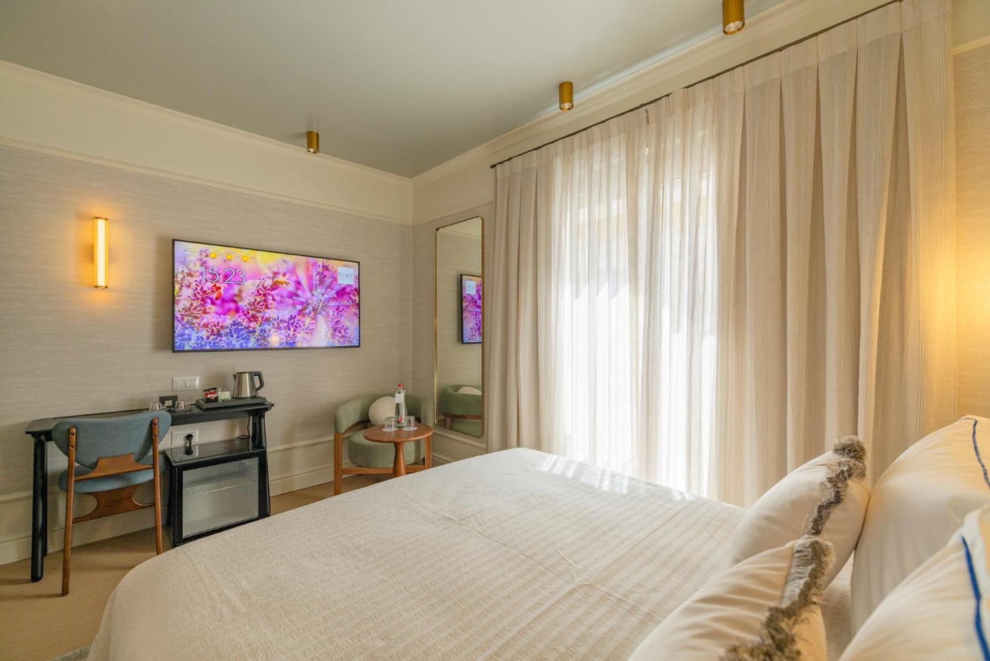Superior City Room