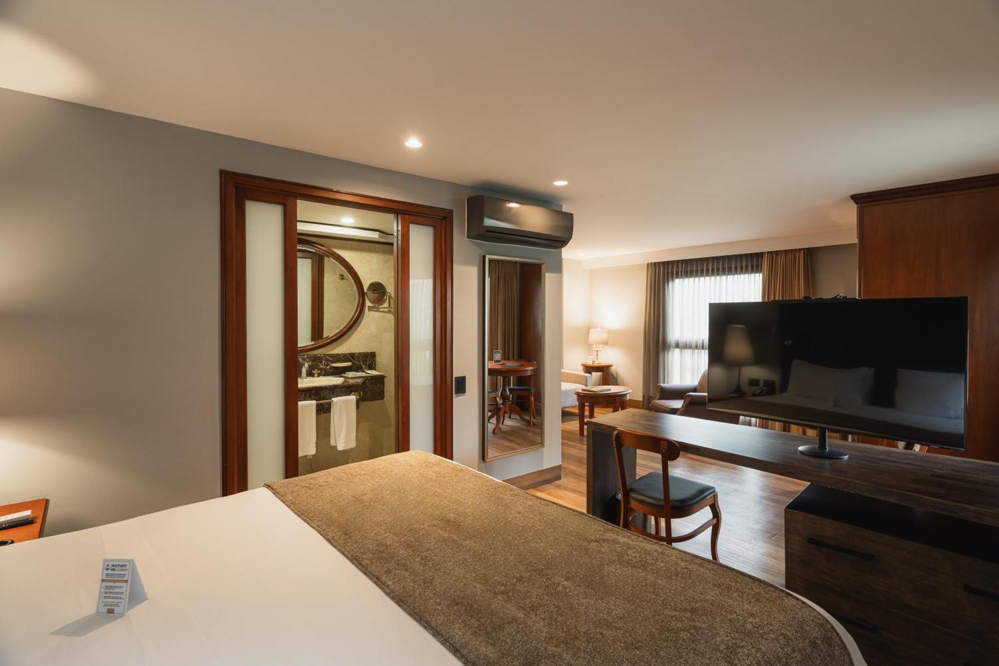 Deluxe Queen Suite,1771753684:JPEG