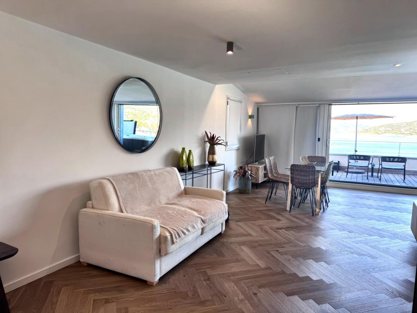 Panoramic sea view suite jacuzzi