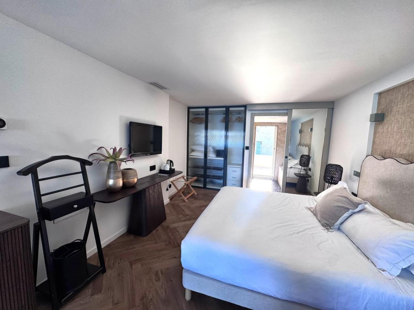 Panoramic sea view suite jacuzzi