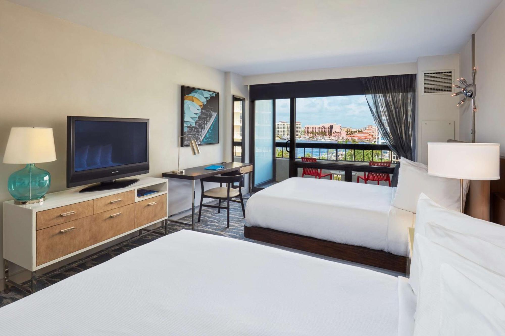 Queen Room Two Queen Beds Lake Boca View Balcony