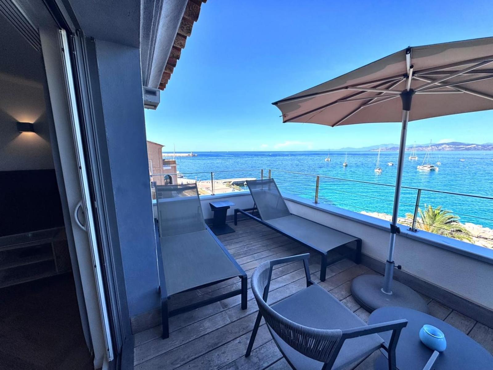 Panoramic sea view suite jacuzzi