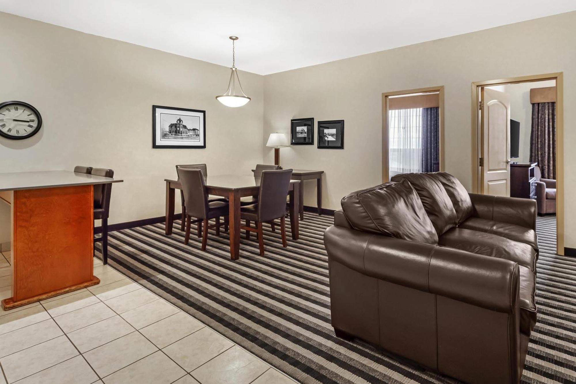 Queen Suite with Two Queen Beds - Non-Smoking