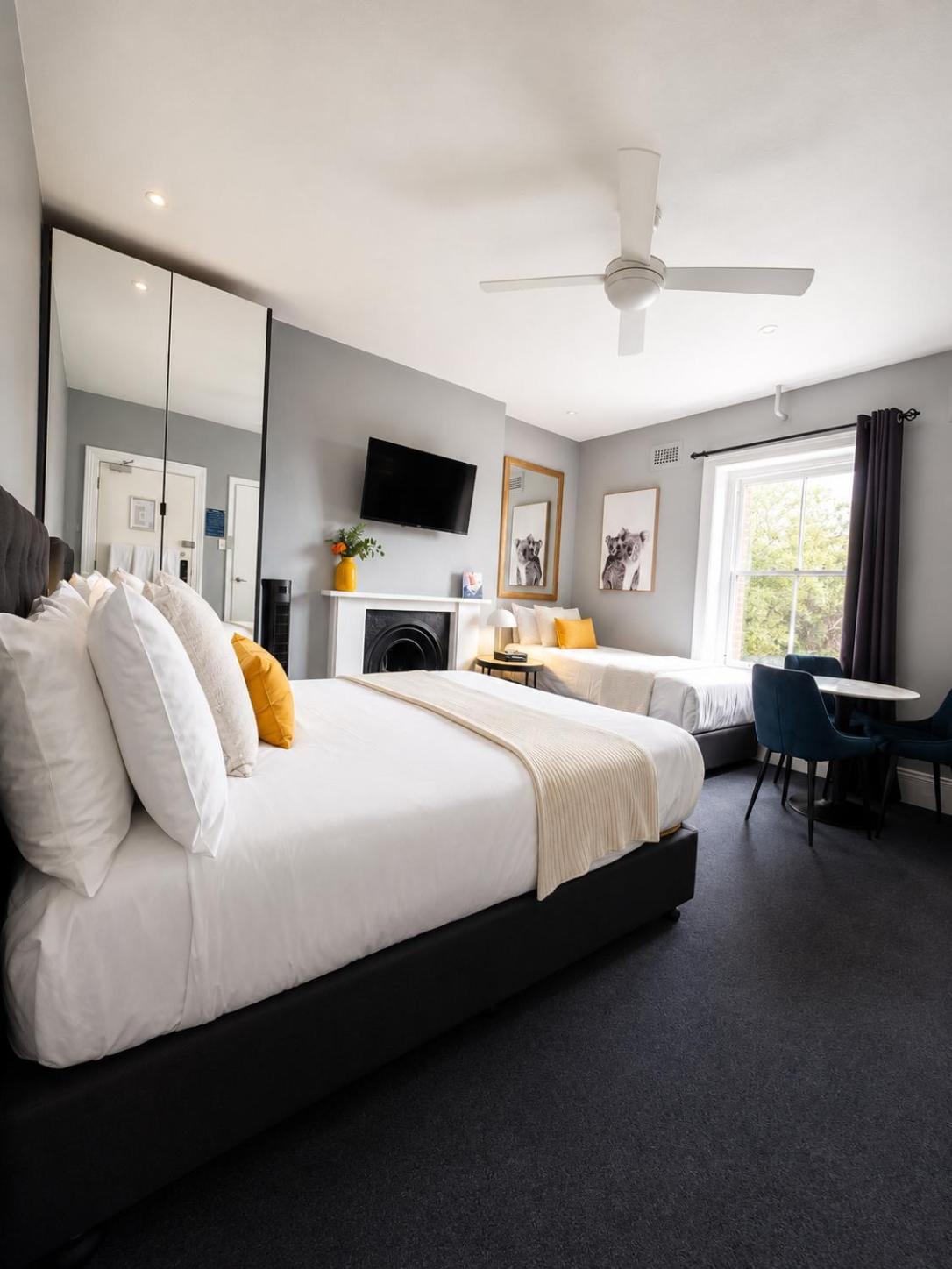 Queen room single bed Bathroom