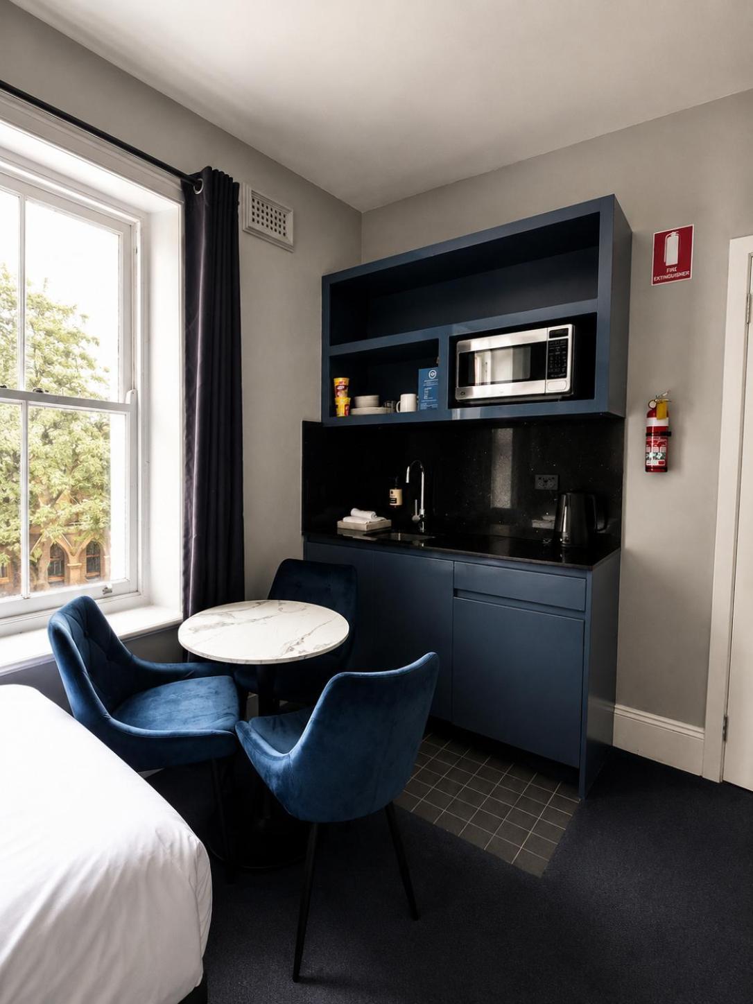 Queen room single bed Bathroom
