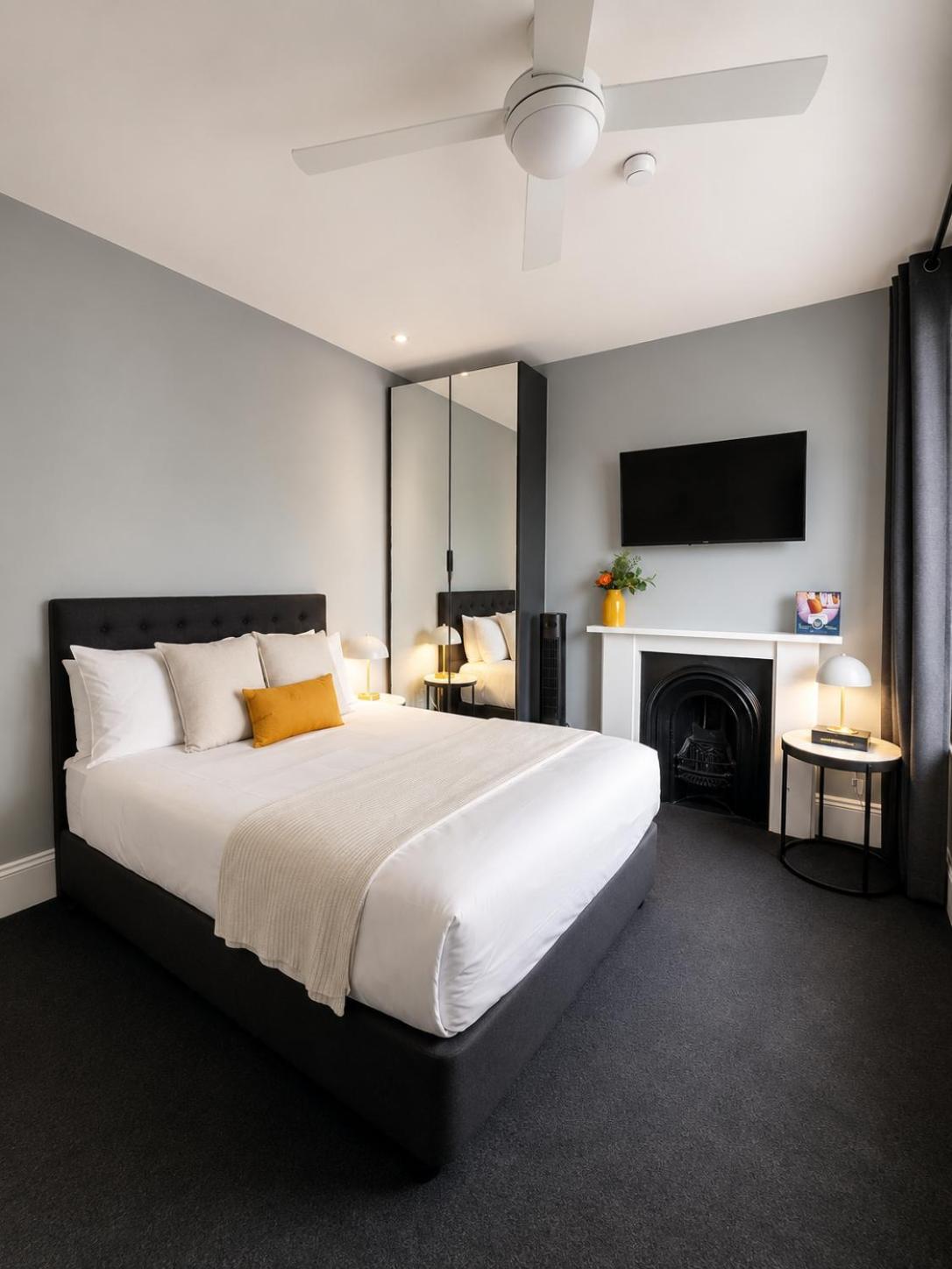 Queen room single bed Bathroom