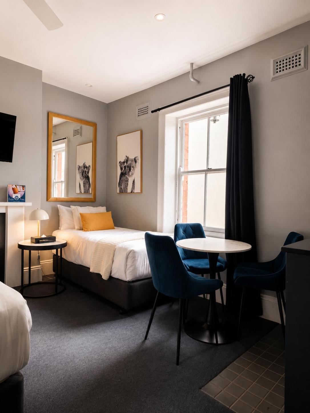 Queen room single bed Bathroom