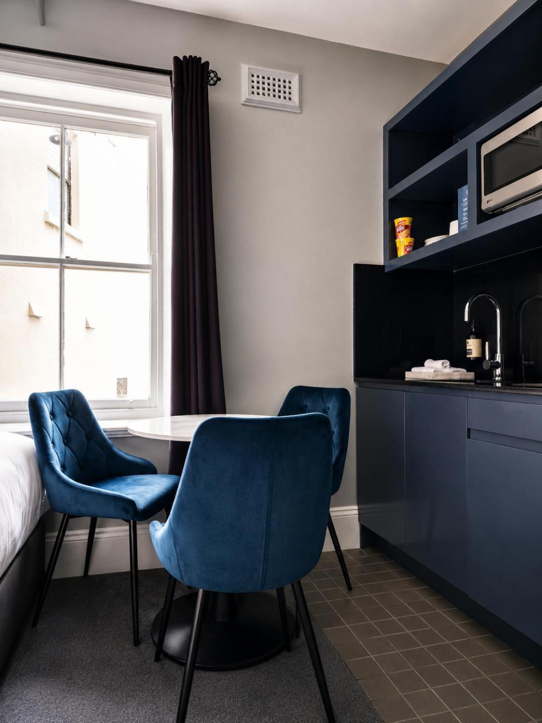 Queen room single bed Bathroom