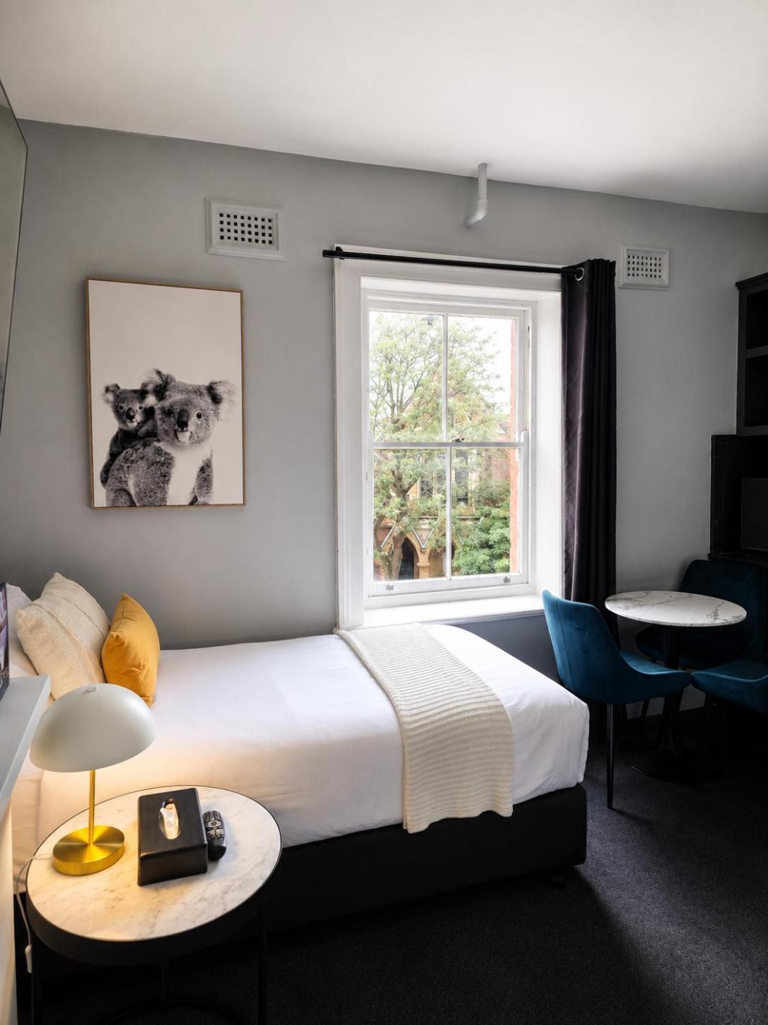 Queen room single bed Bathroom
