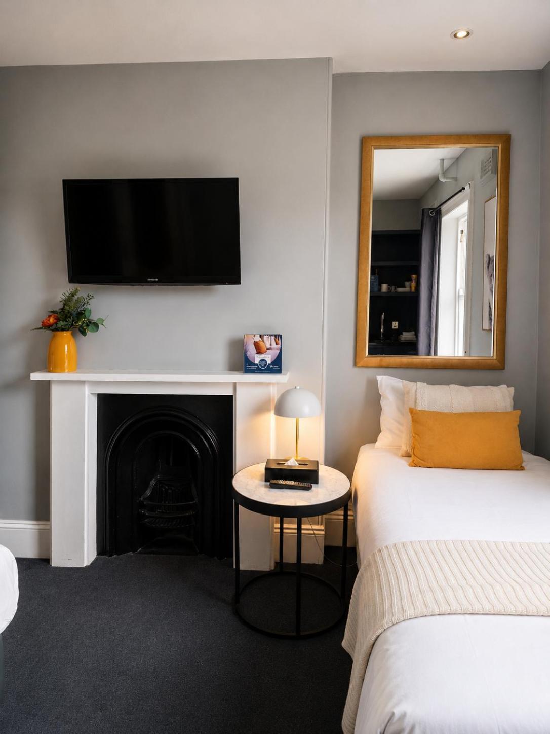 Queen room single bed Bathroom
