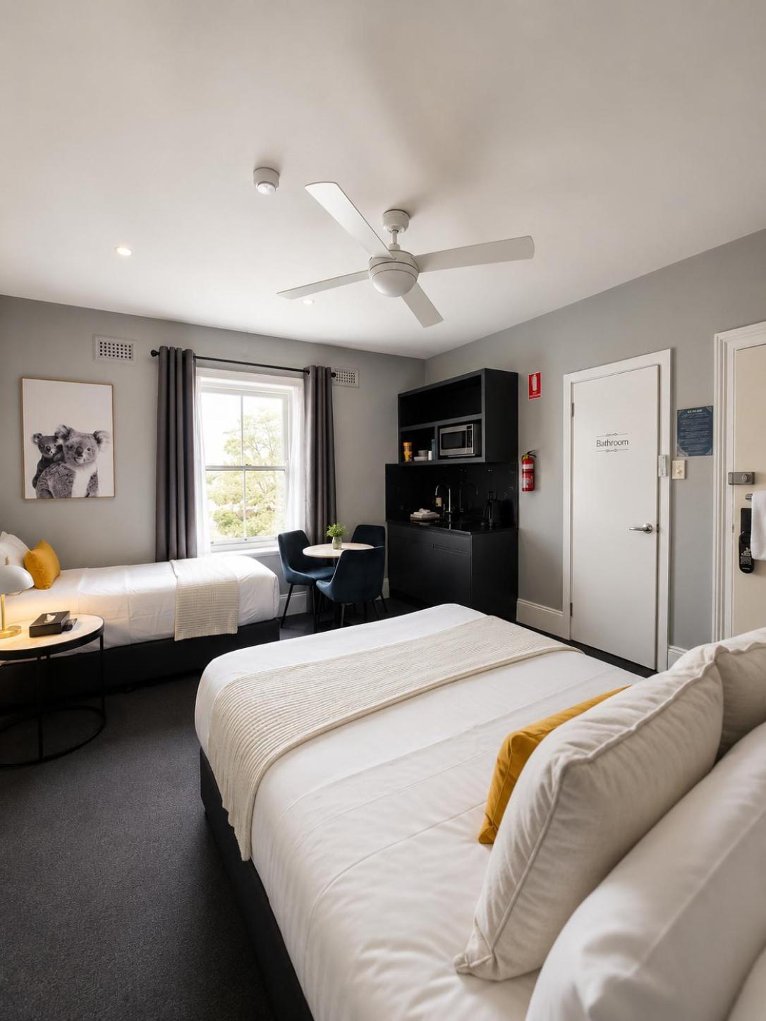 Queen room single bed Bathroom