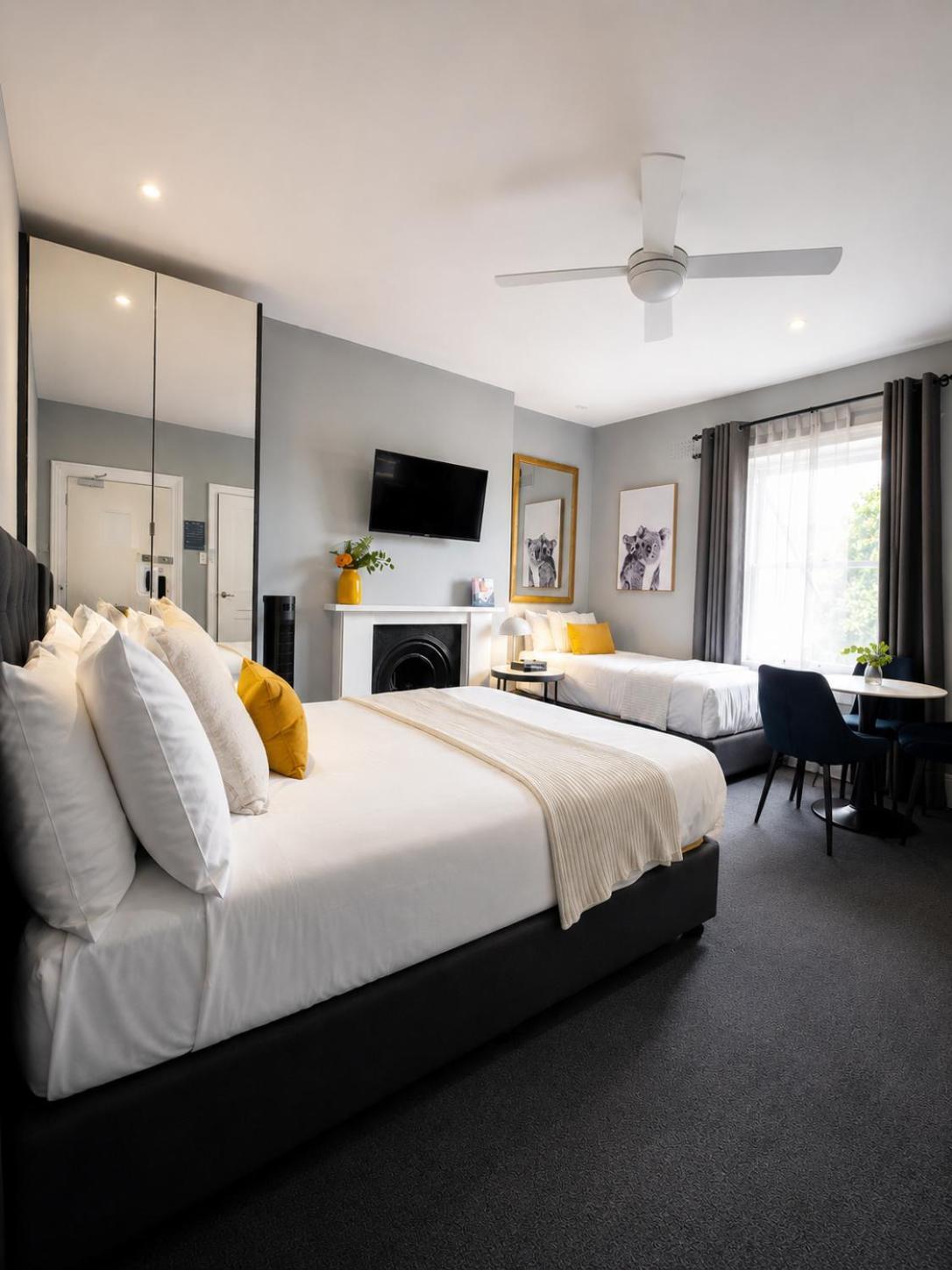 Queen room single bed Bathroom