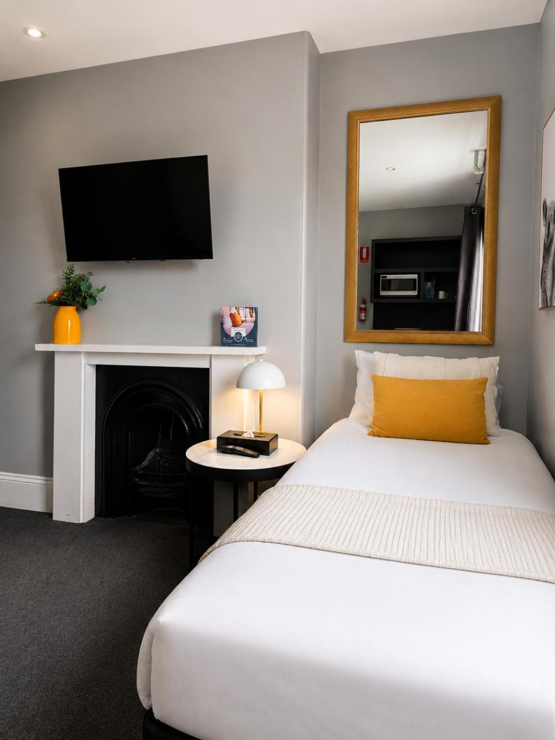 Queen room single bed Bathroom