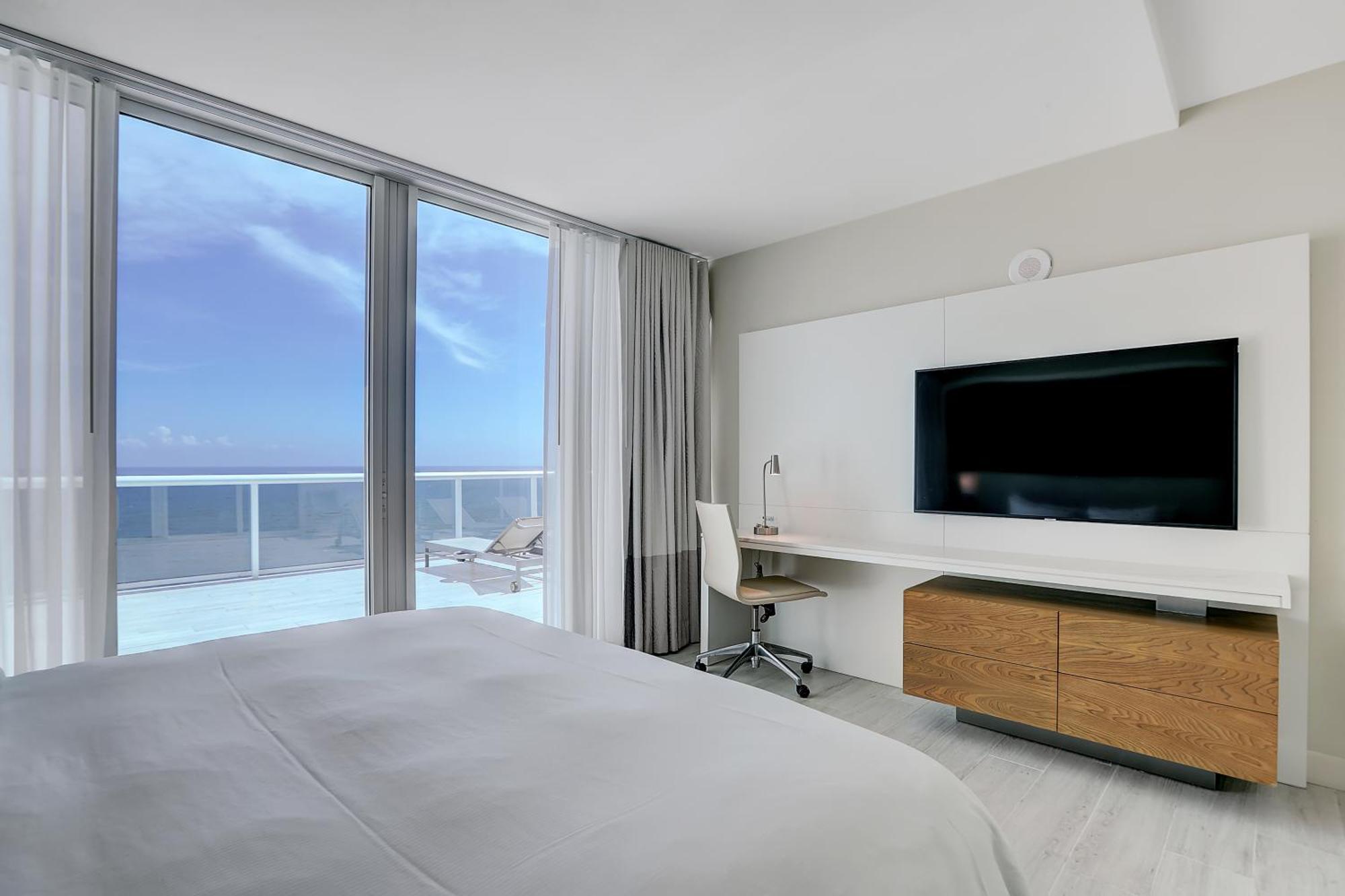 King Studio Suite Ocean View Mobility Access