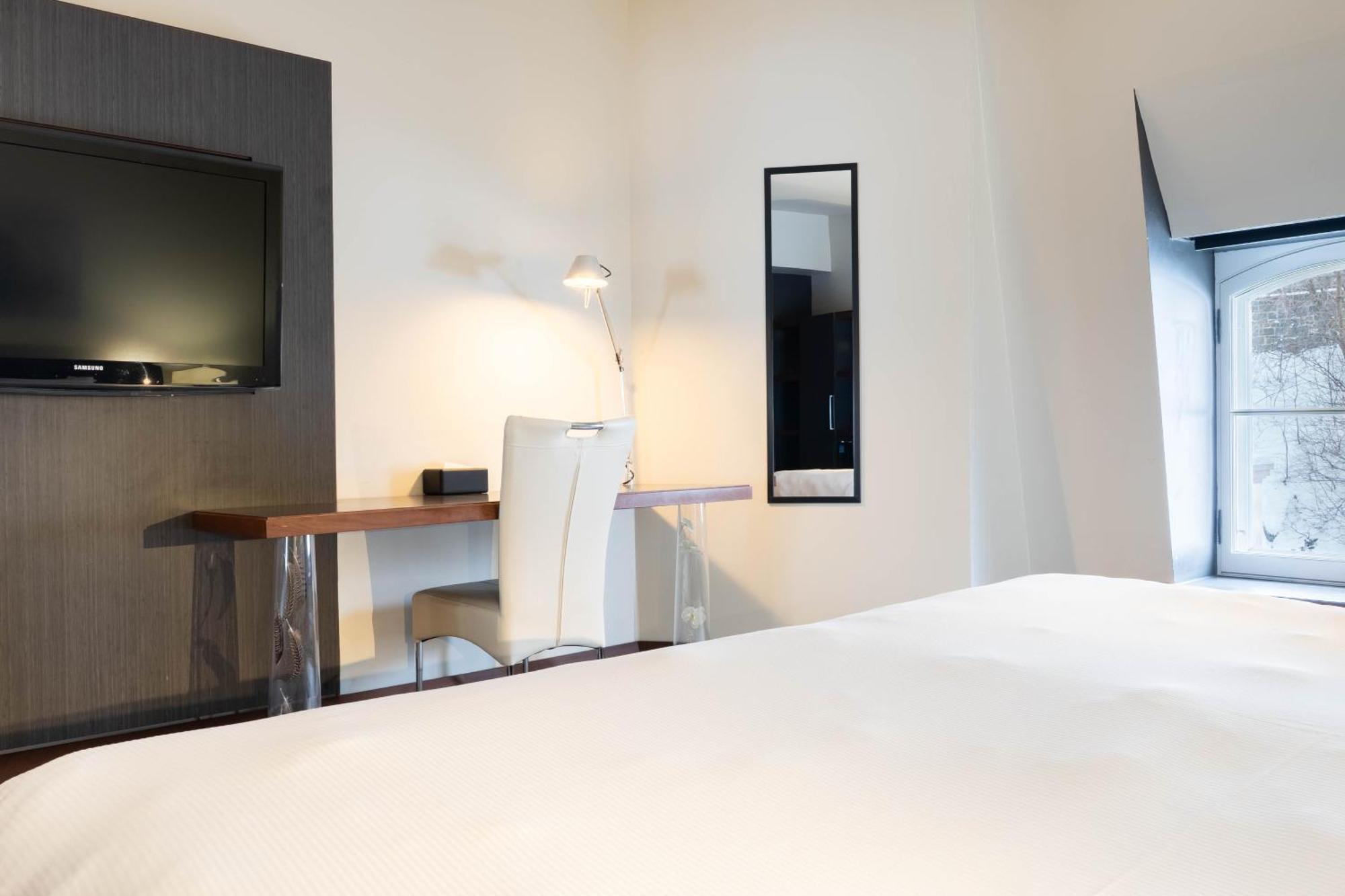 Standard King-sized bed room