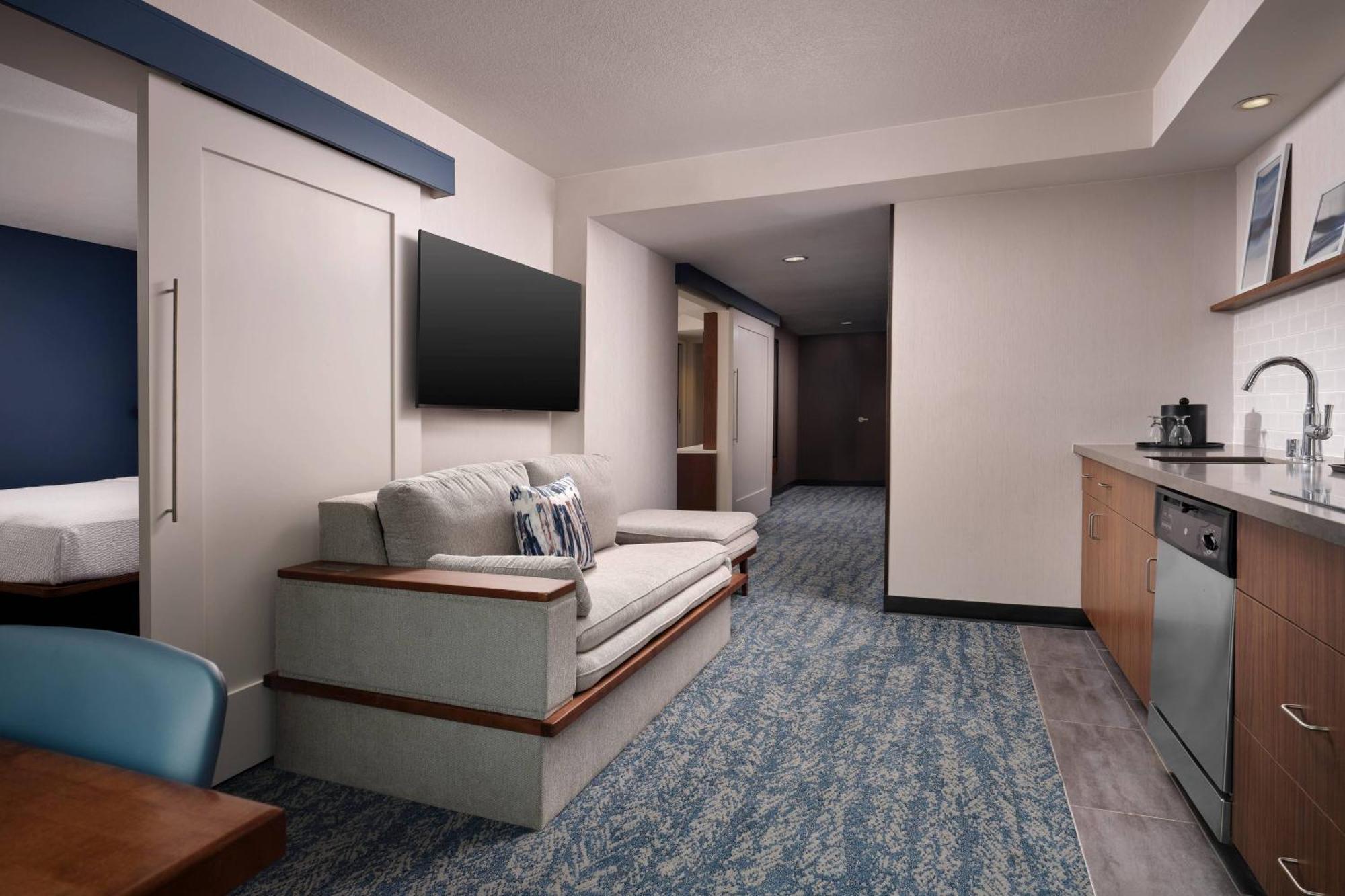 Two-Bedroom Queen Suite Two Queen Beds Sofa Bed