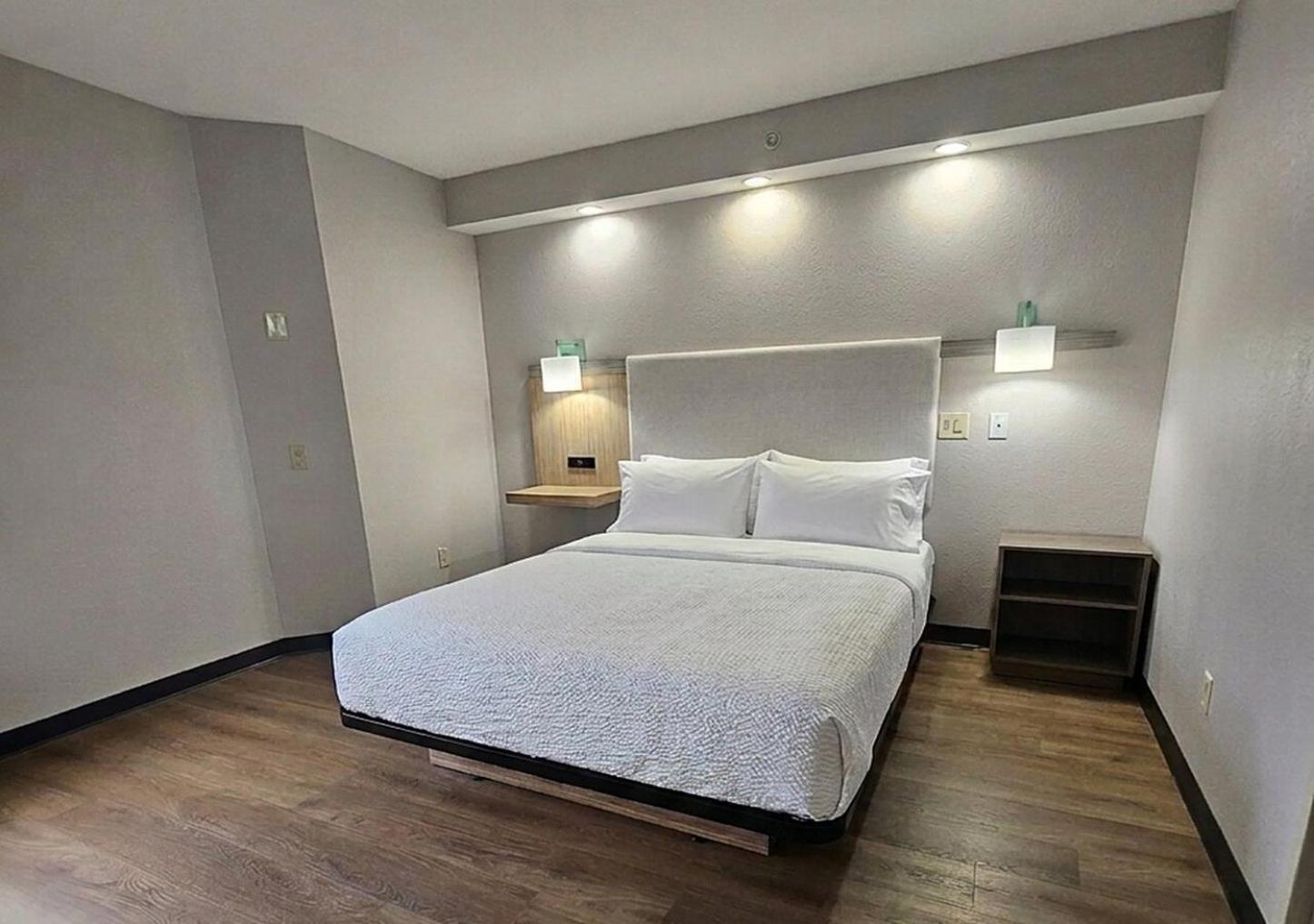 Standard Queen Room Accessible Tub