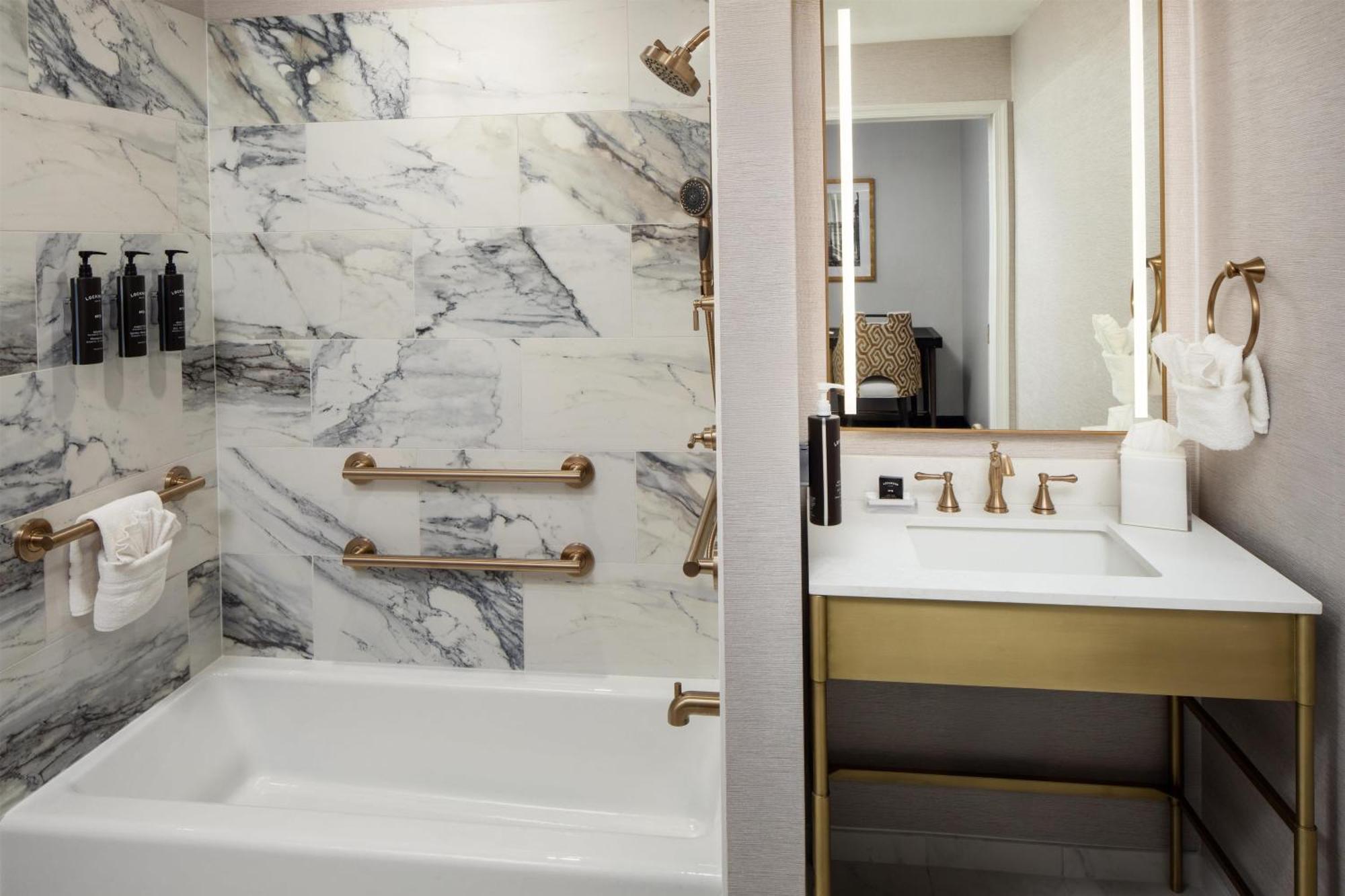 King Room Bath Tub Mobility Hearing Access or Non-Smoking