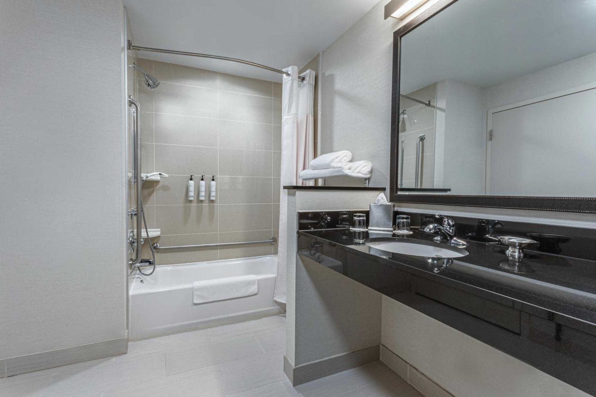 Queen Room Two Queen Beds Bathtub Mobility Access
