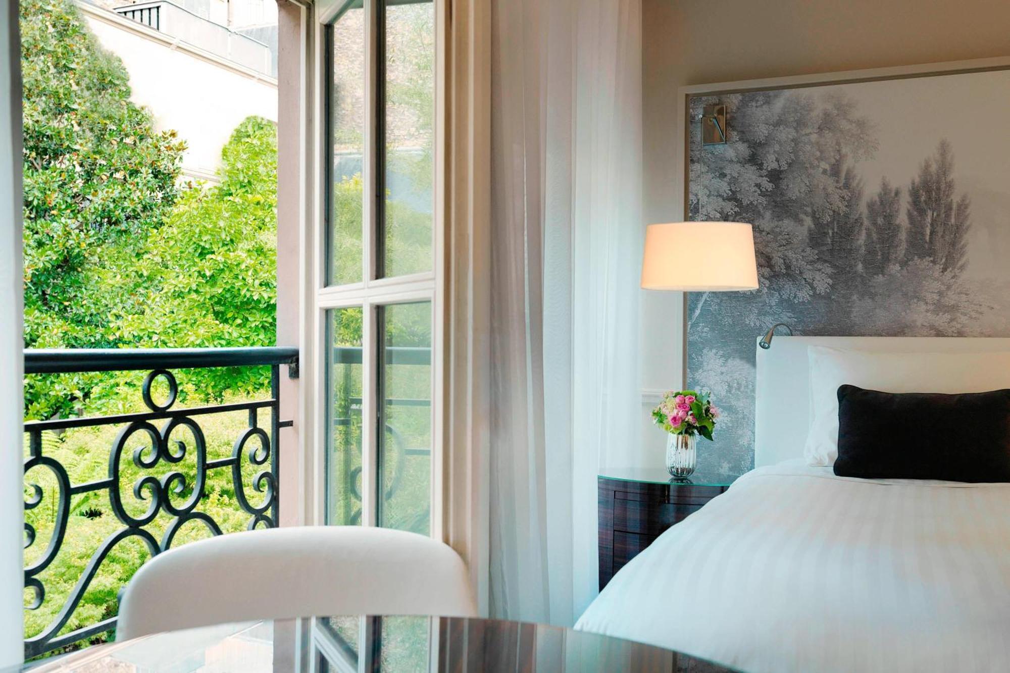 Deluxe King Room Garden View