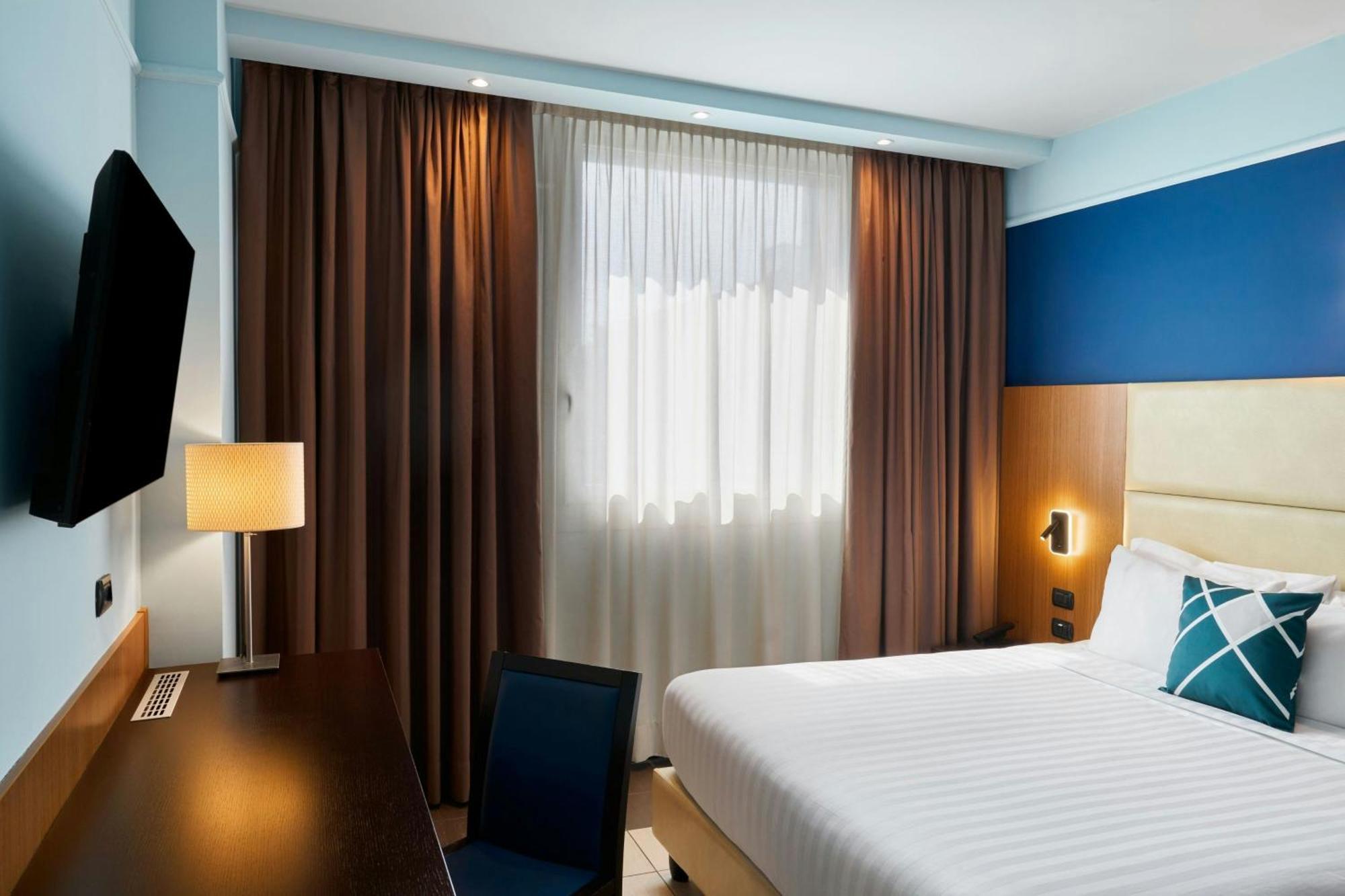 Standard Queen Room with City View
