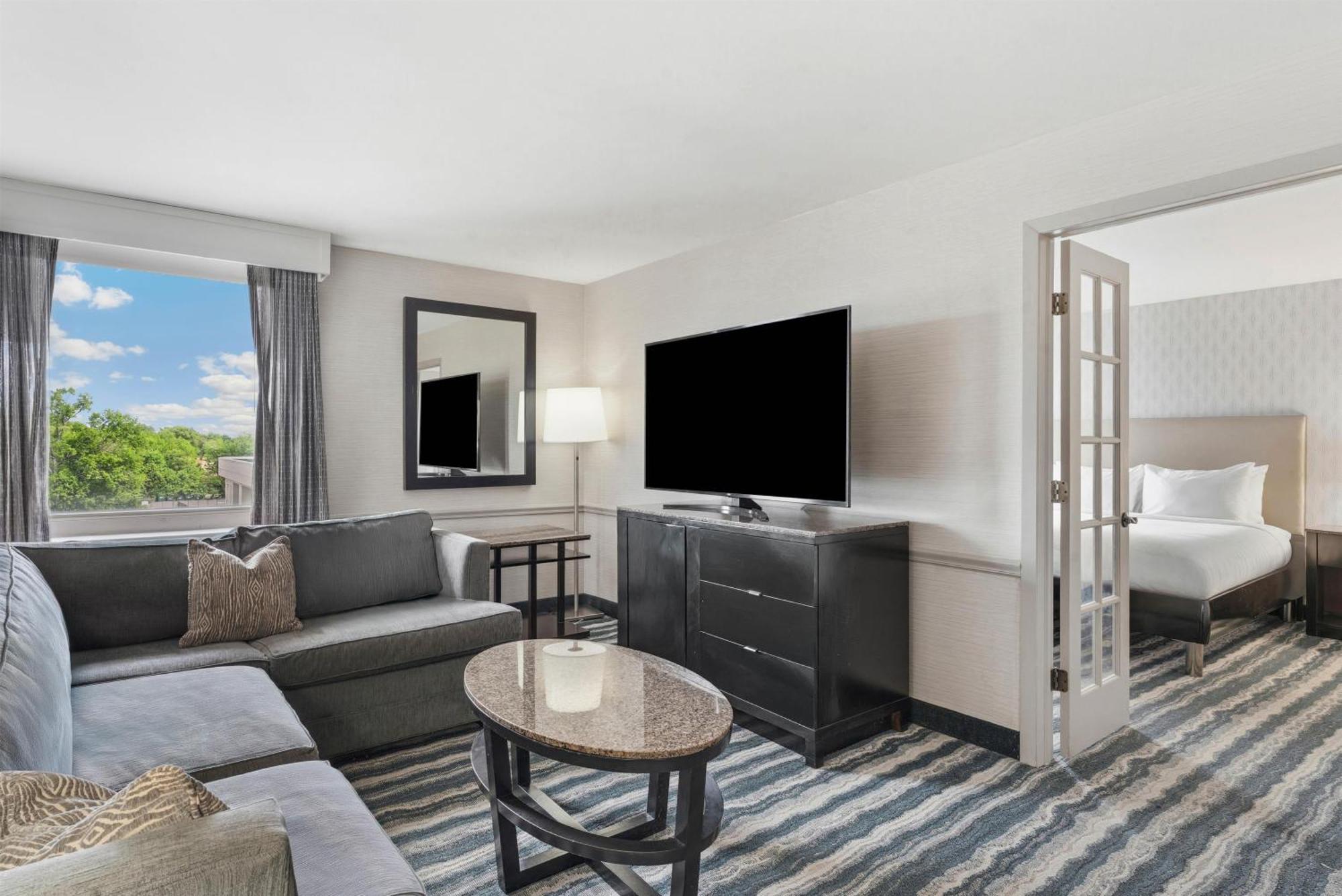 Deluxe King Suite