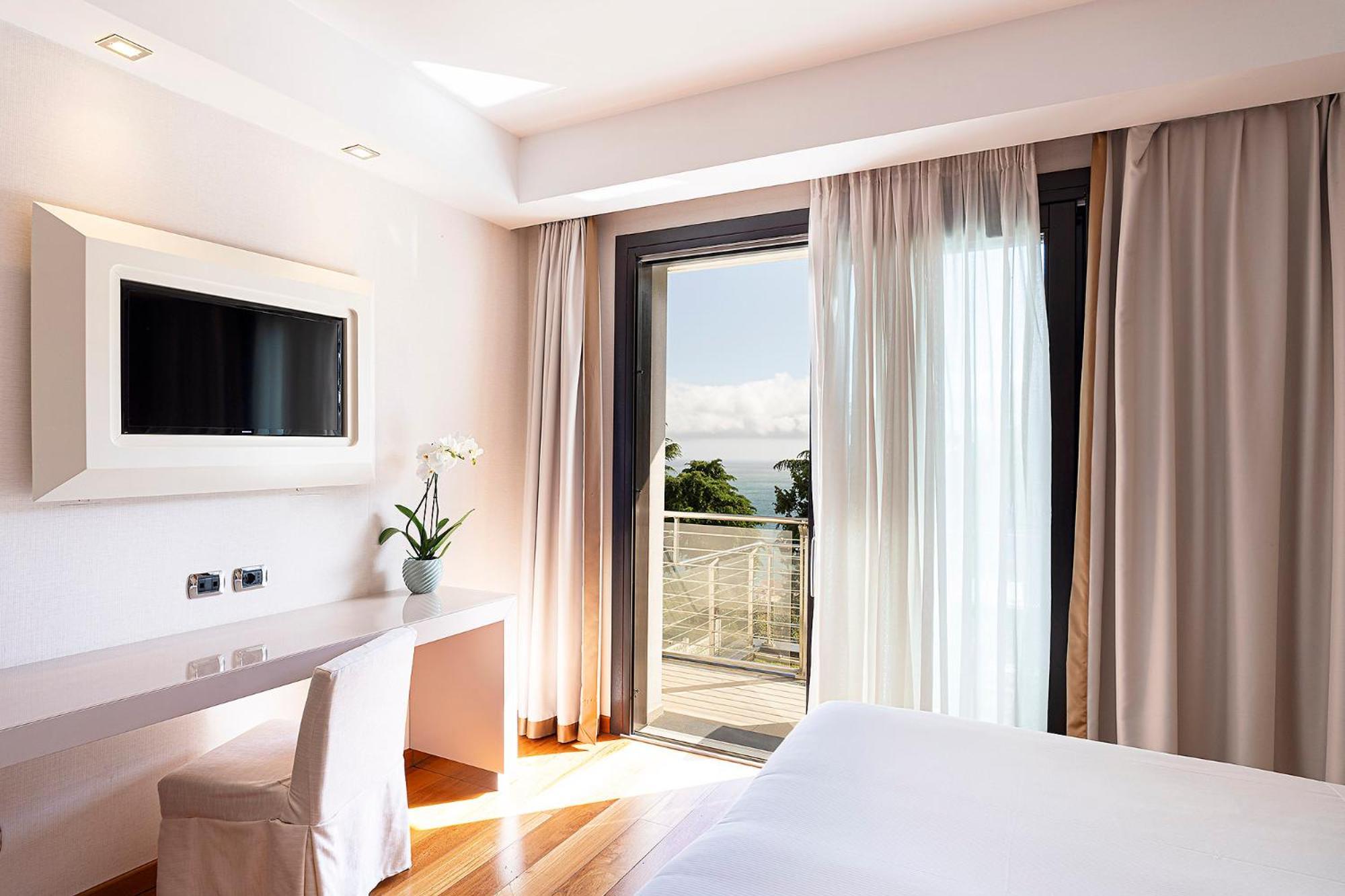 Deluxe Double Room Partial Sea View
