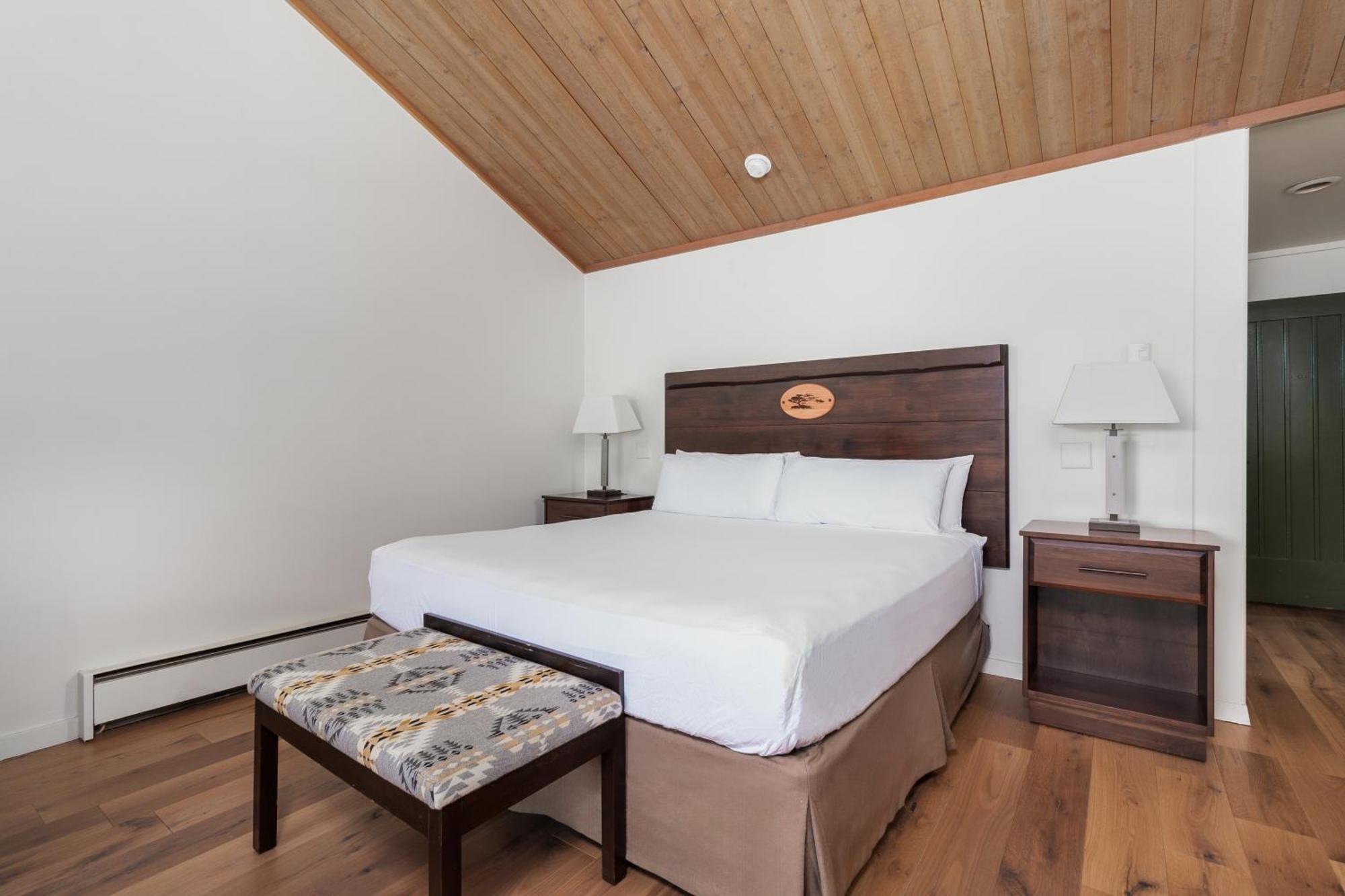 Deluxe King Room Golf Course View