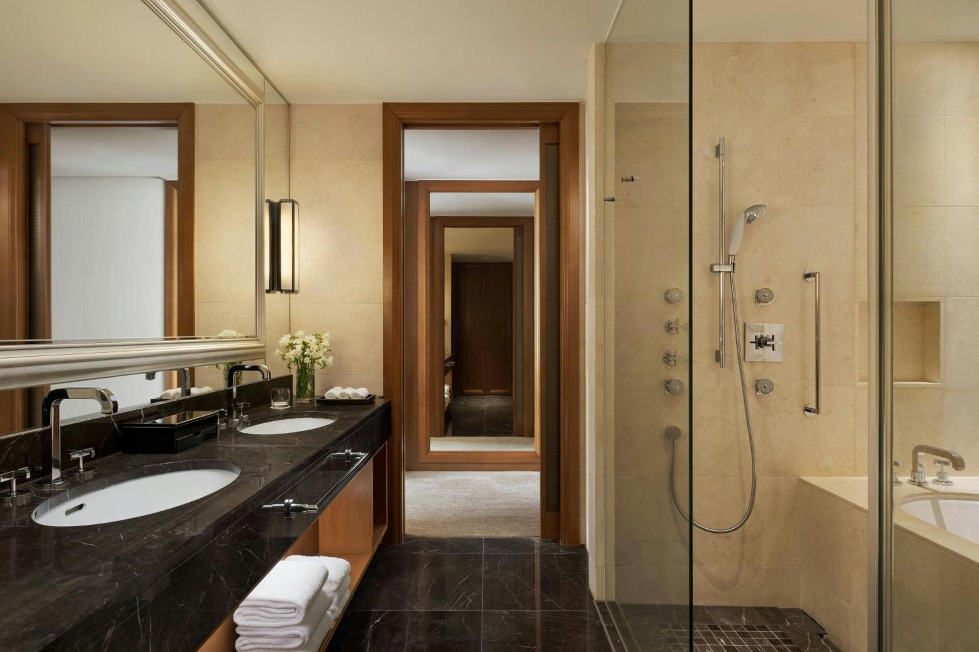 Large Astor King Room City View
