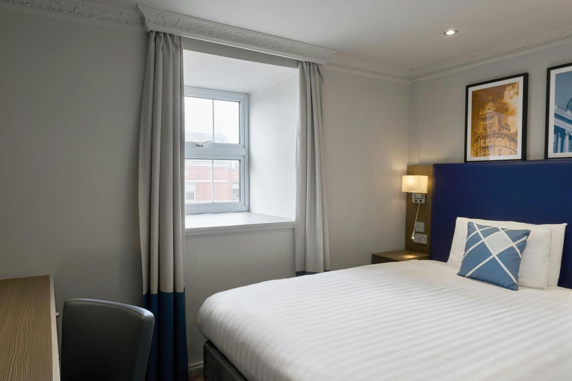 Compact Solo Small Room One Double Bed