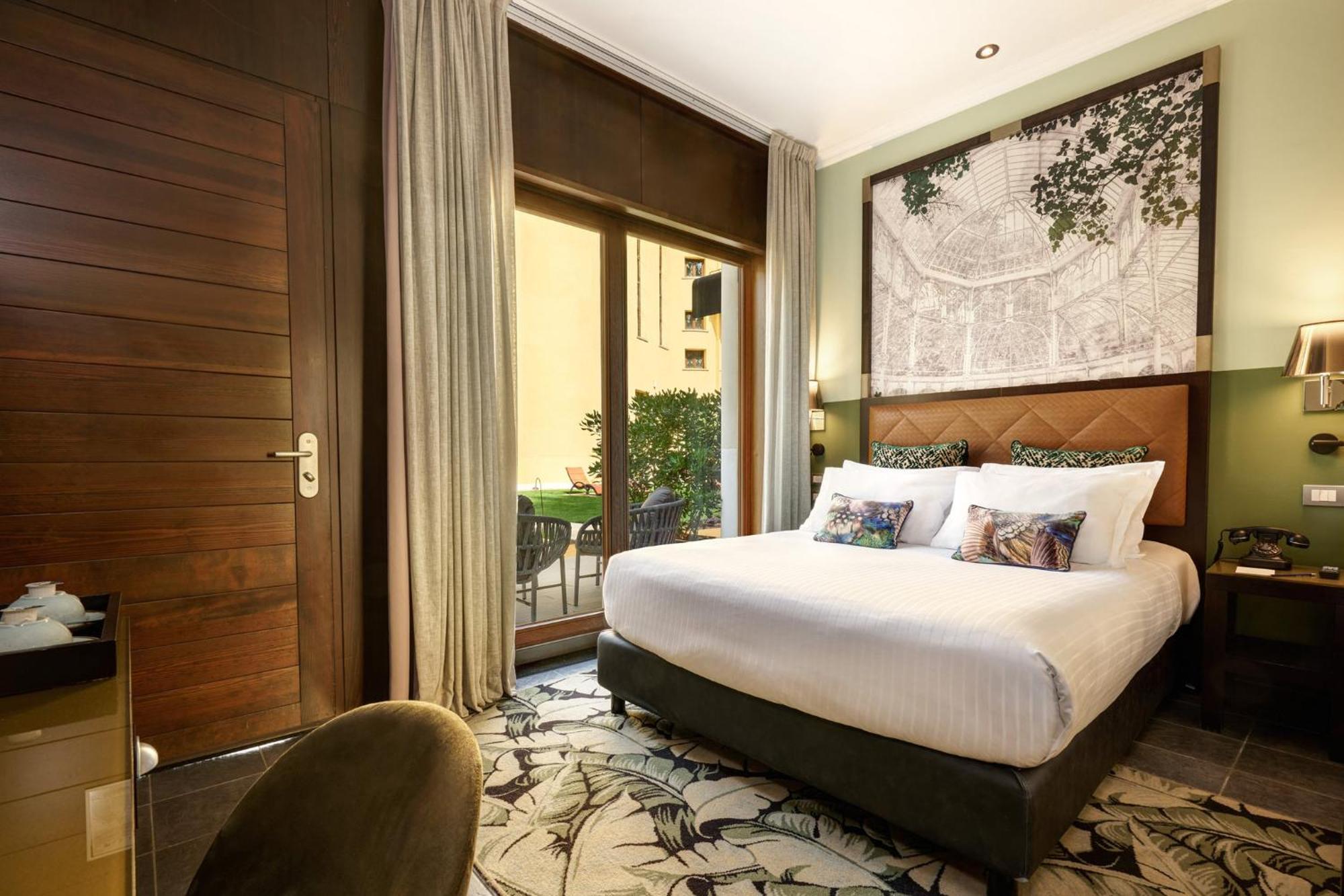 Standard Queen Room Inner Garden