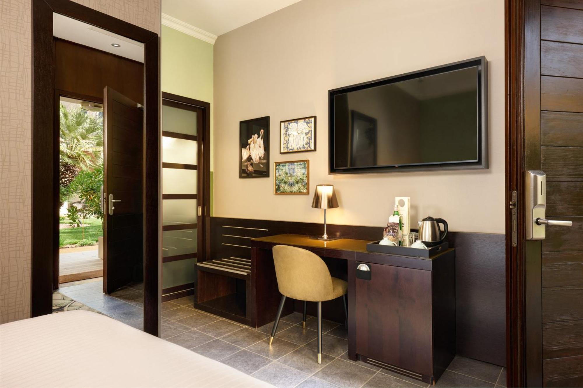 Standard Queen Room Inner Garden