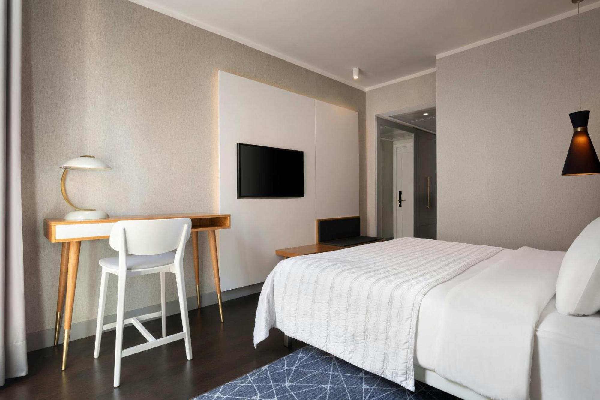 Deluxe Double Room Larger Guest room 1 King Limited view