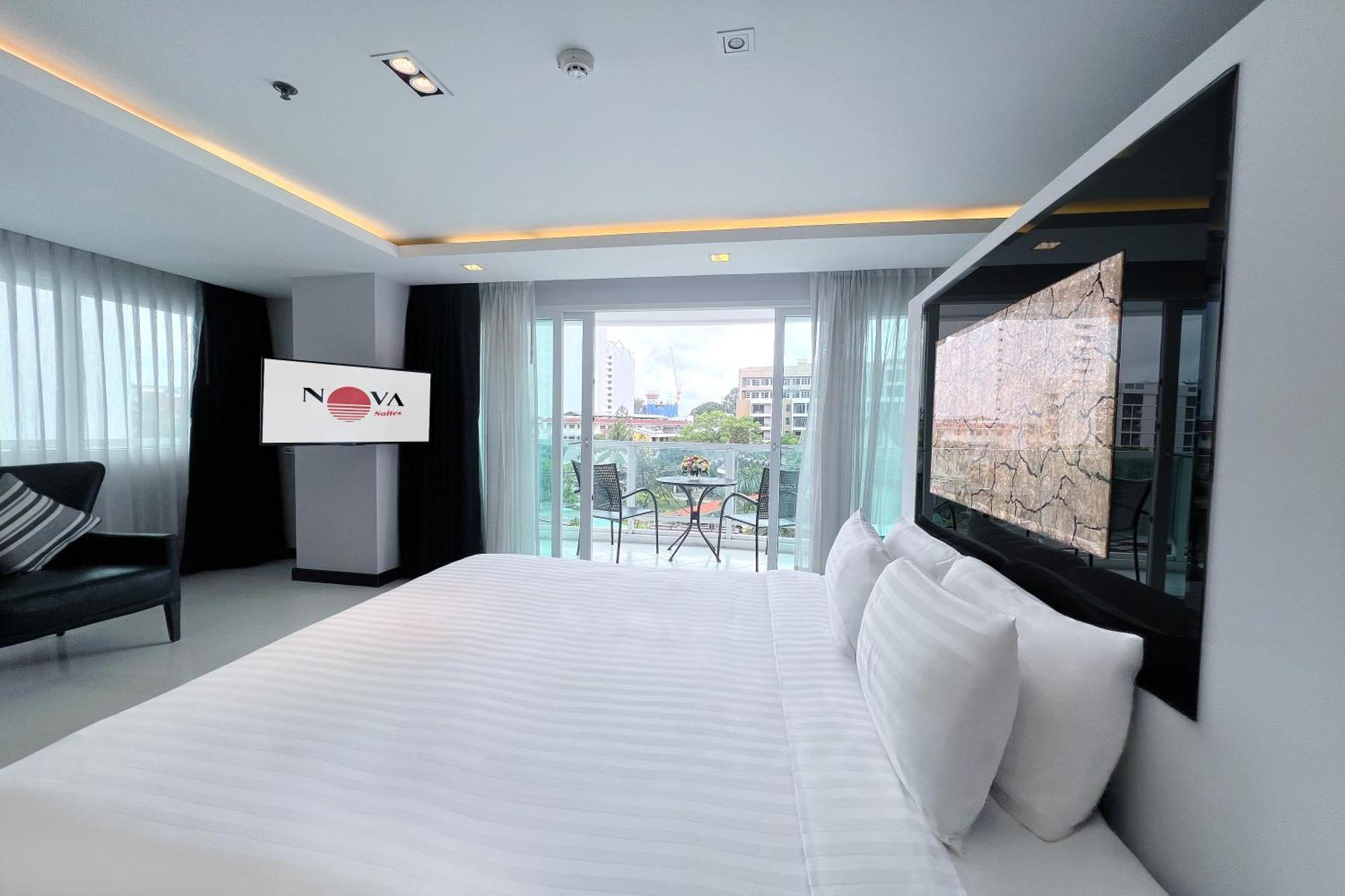 One-Bedroom Deluxe Suite Large Balcony