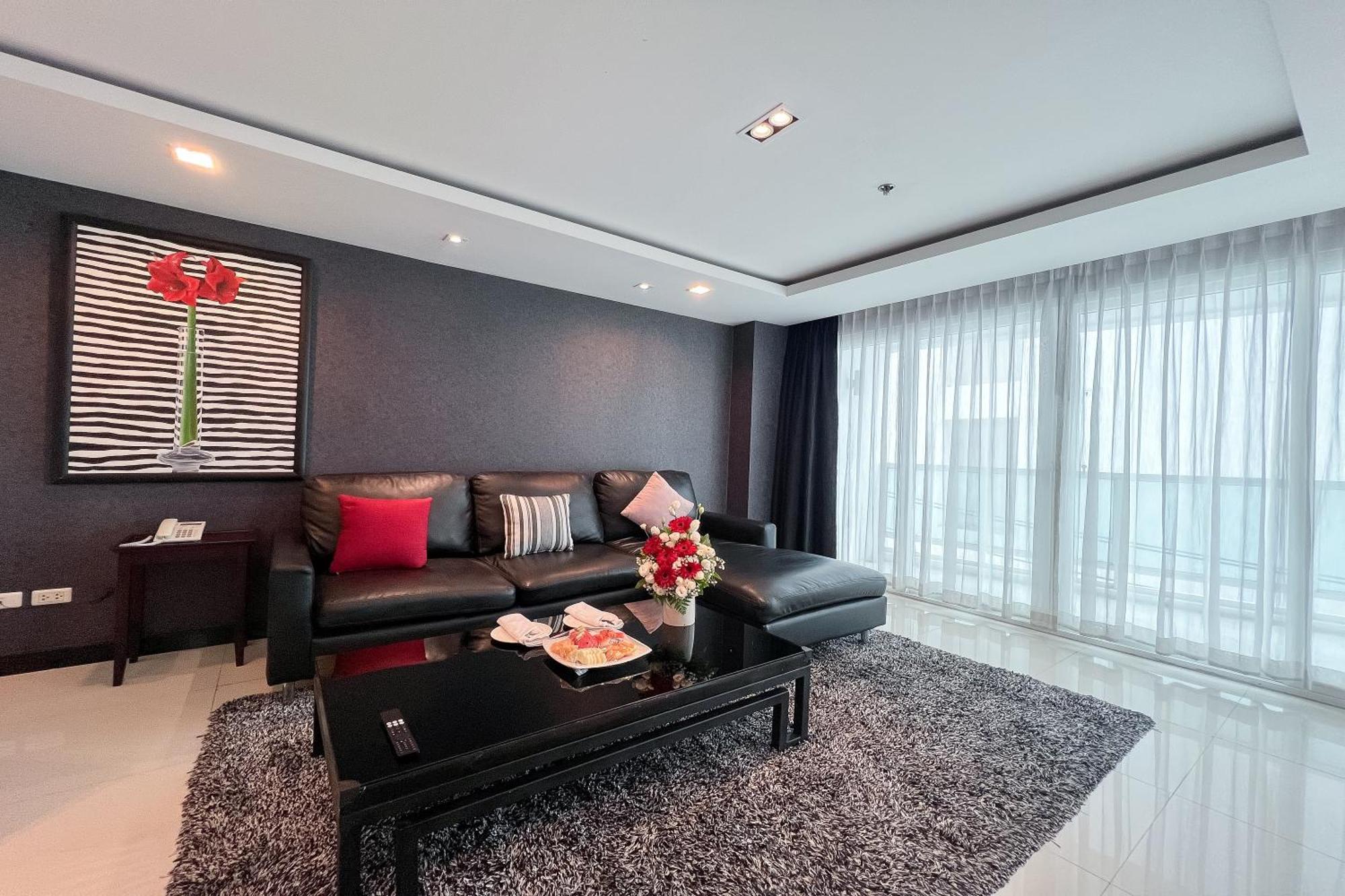 One-Bedroom Deluxe Suite Large Balcony
