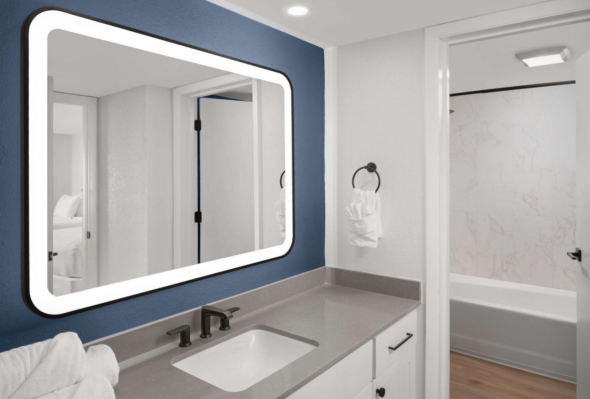 Renovated One Bedroom Suite Two Queen Beds