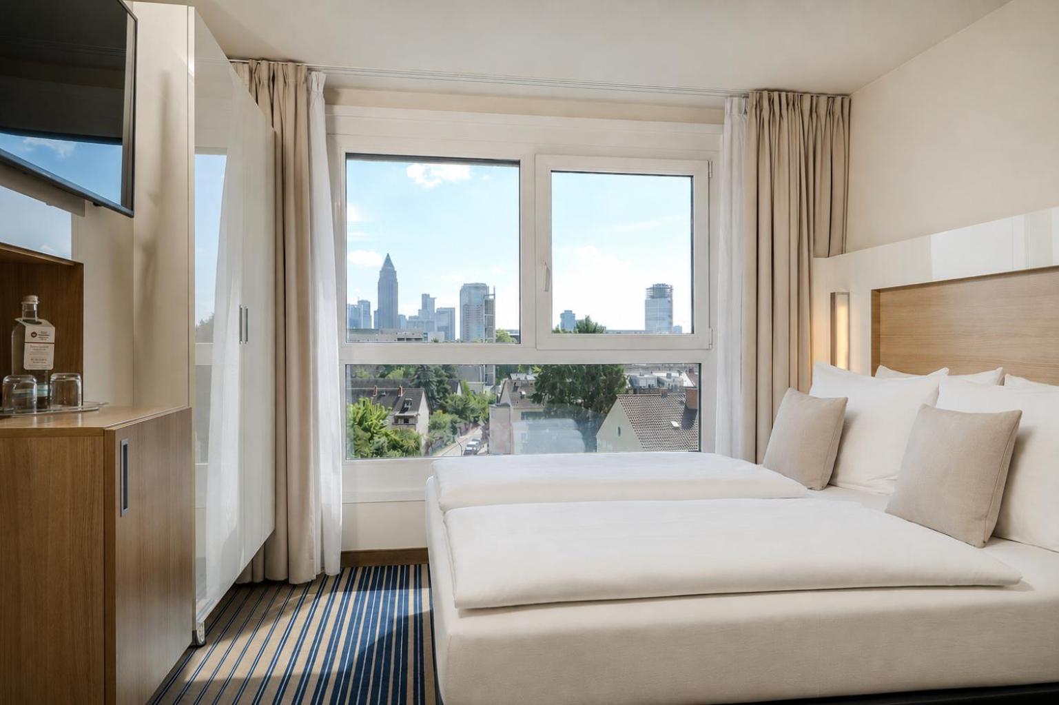 Queen Room City View Shower