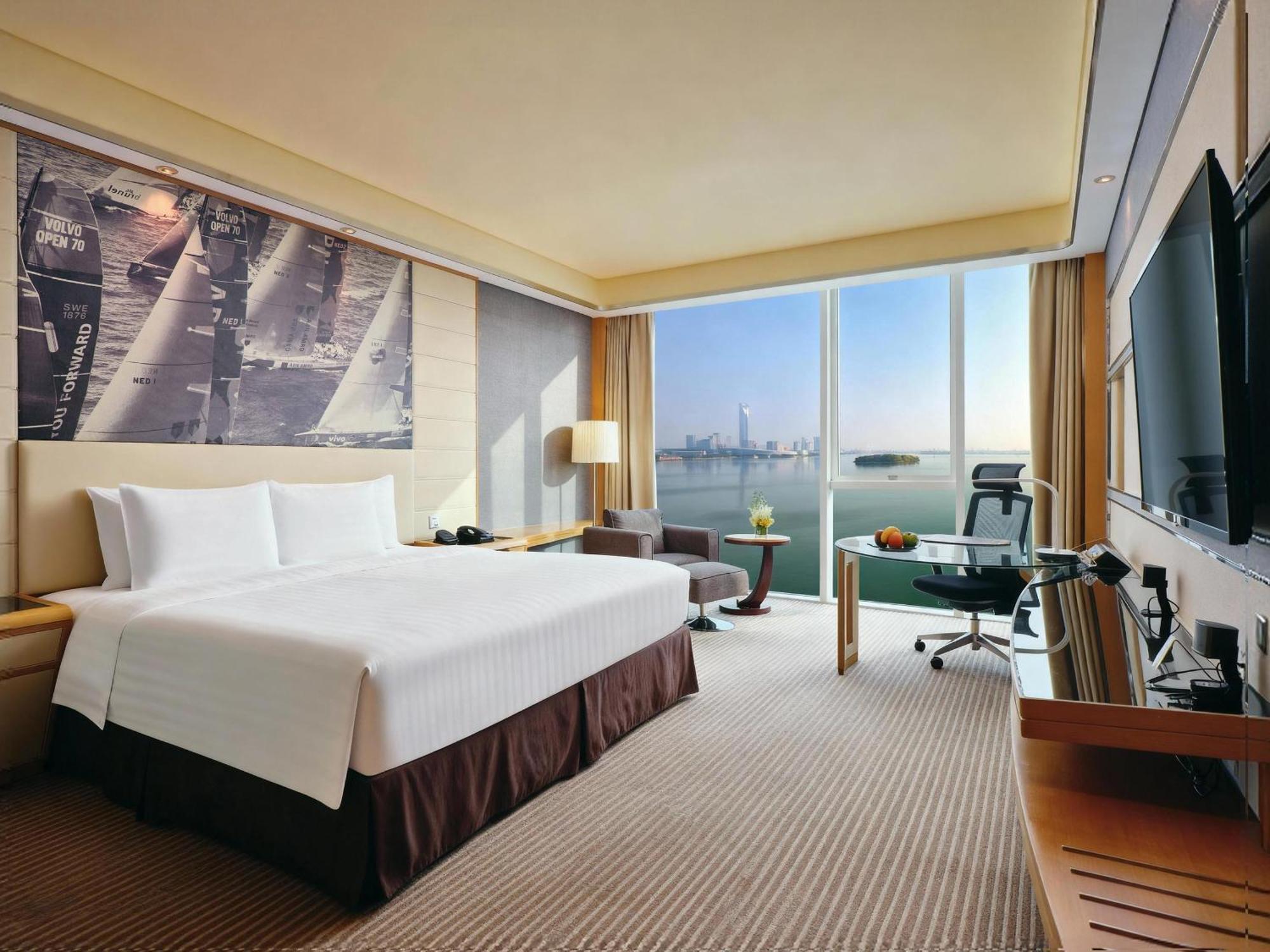 1 King Premium Jinji Lake View