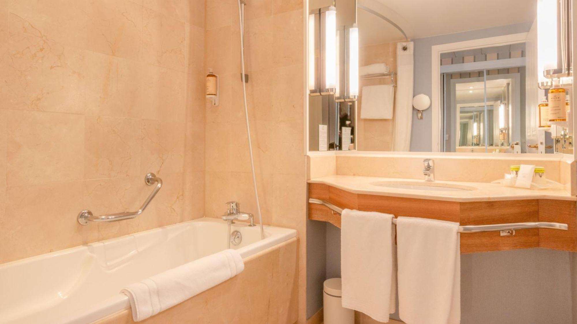 Chambre Lits Jumeaux Standard avec Balcon - Vue sur Ville - Accessible aux Personnes à Mobilité Réduite