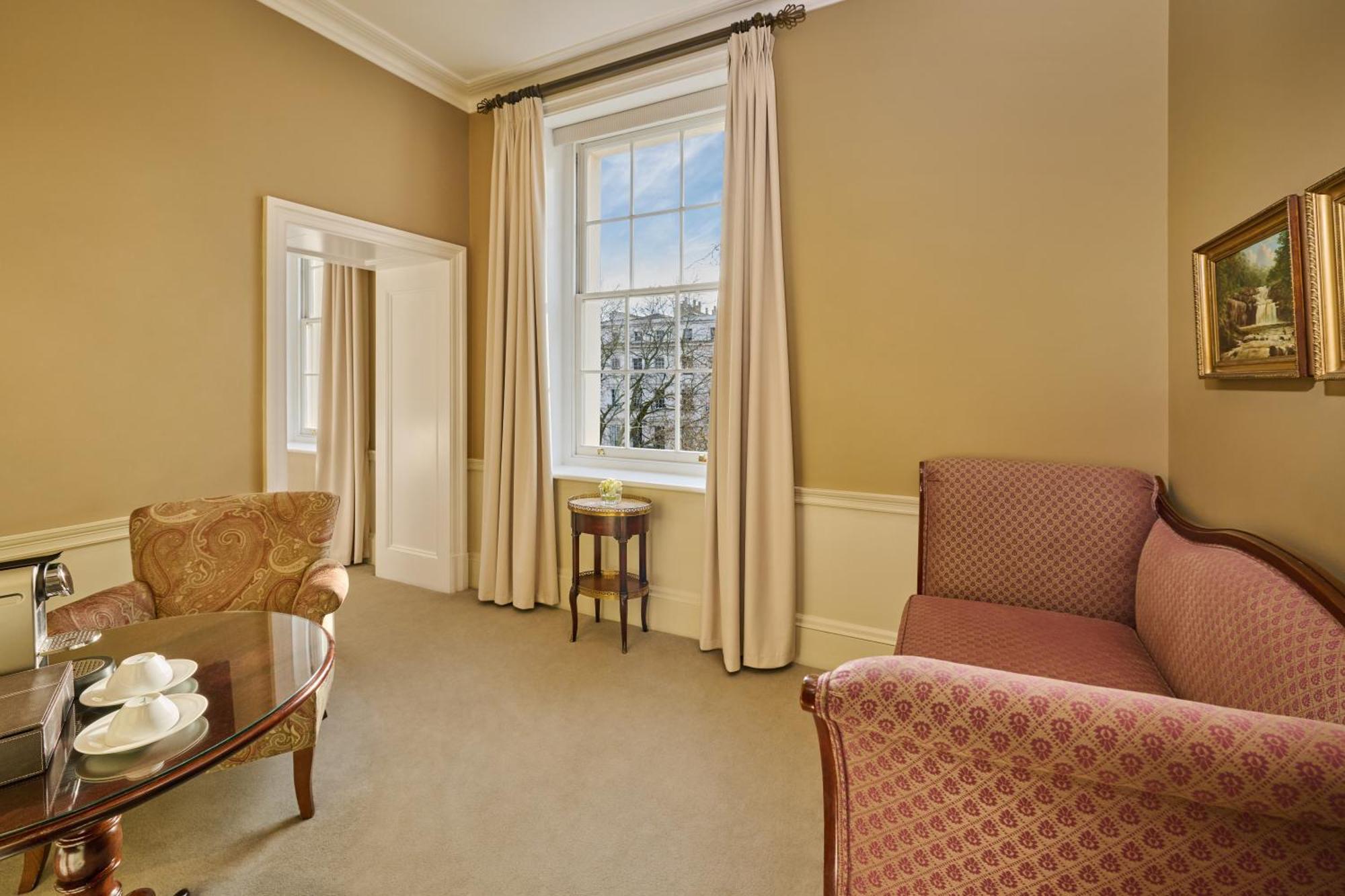 Roseate Suite