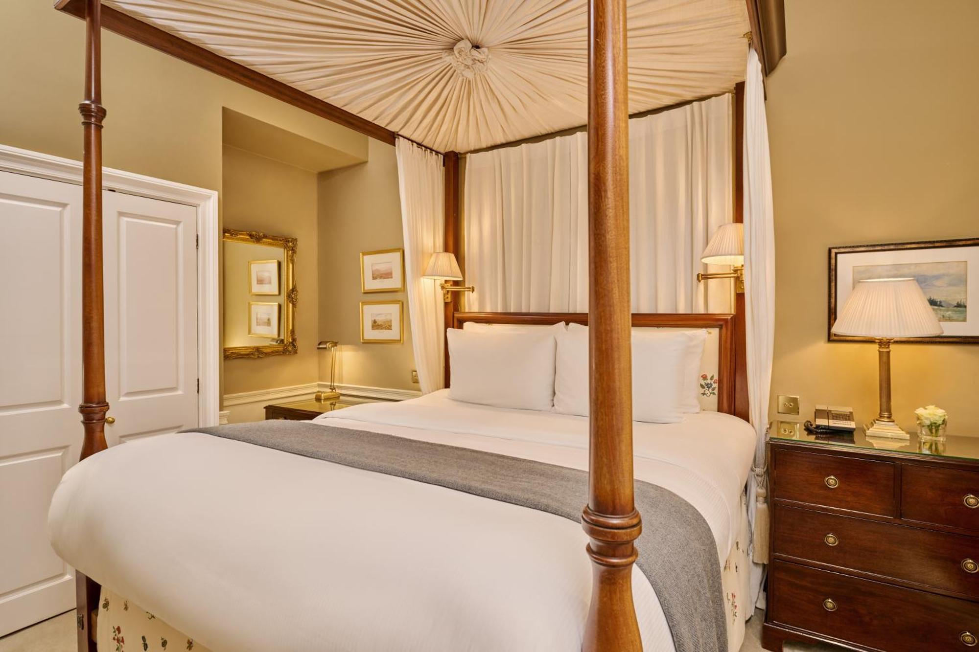Roseate Suite