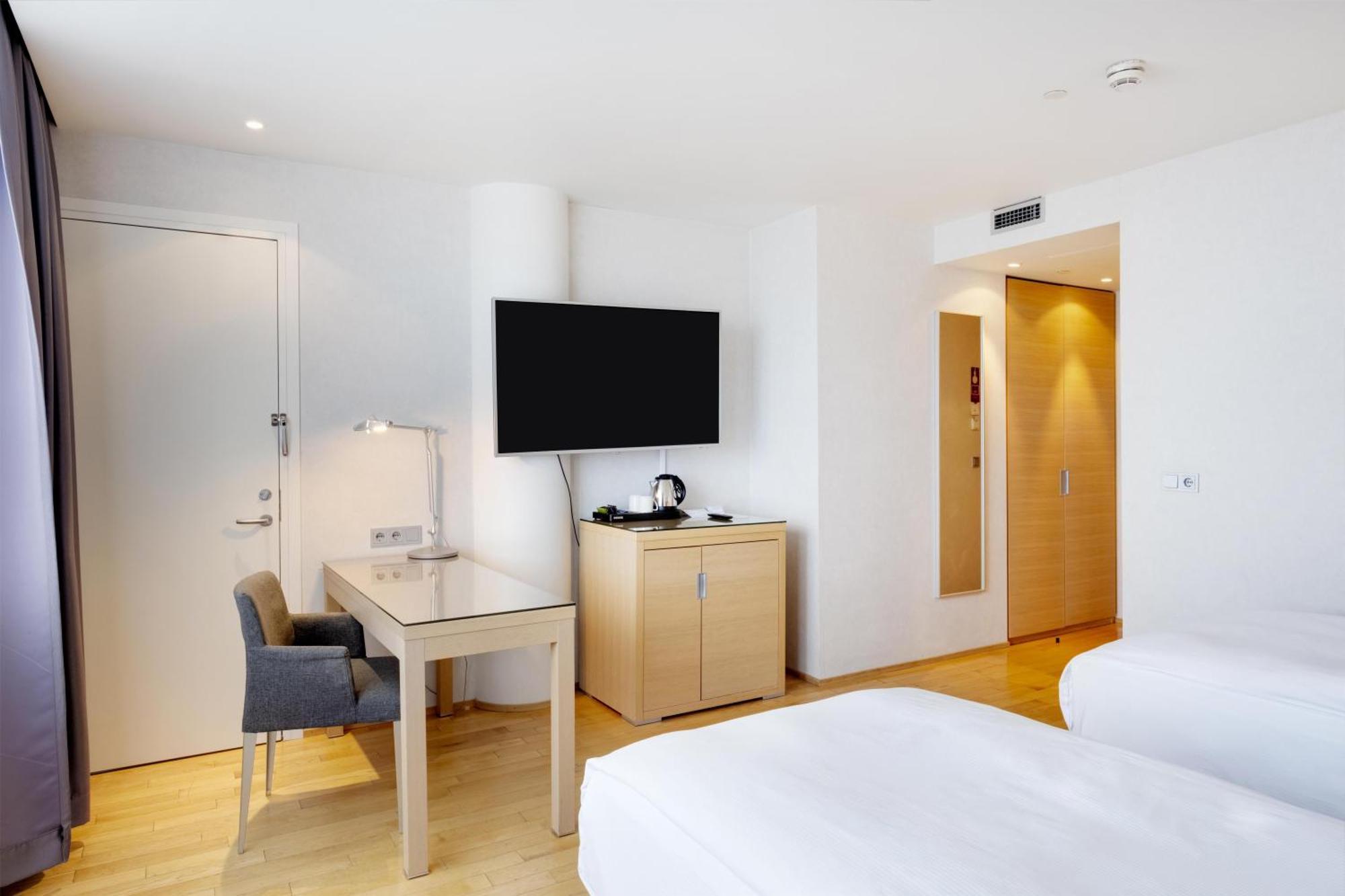 Twin Guest Room Scenic View