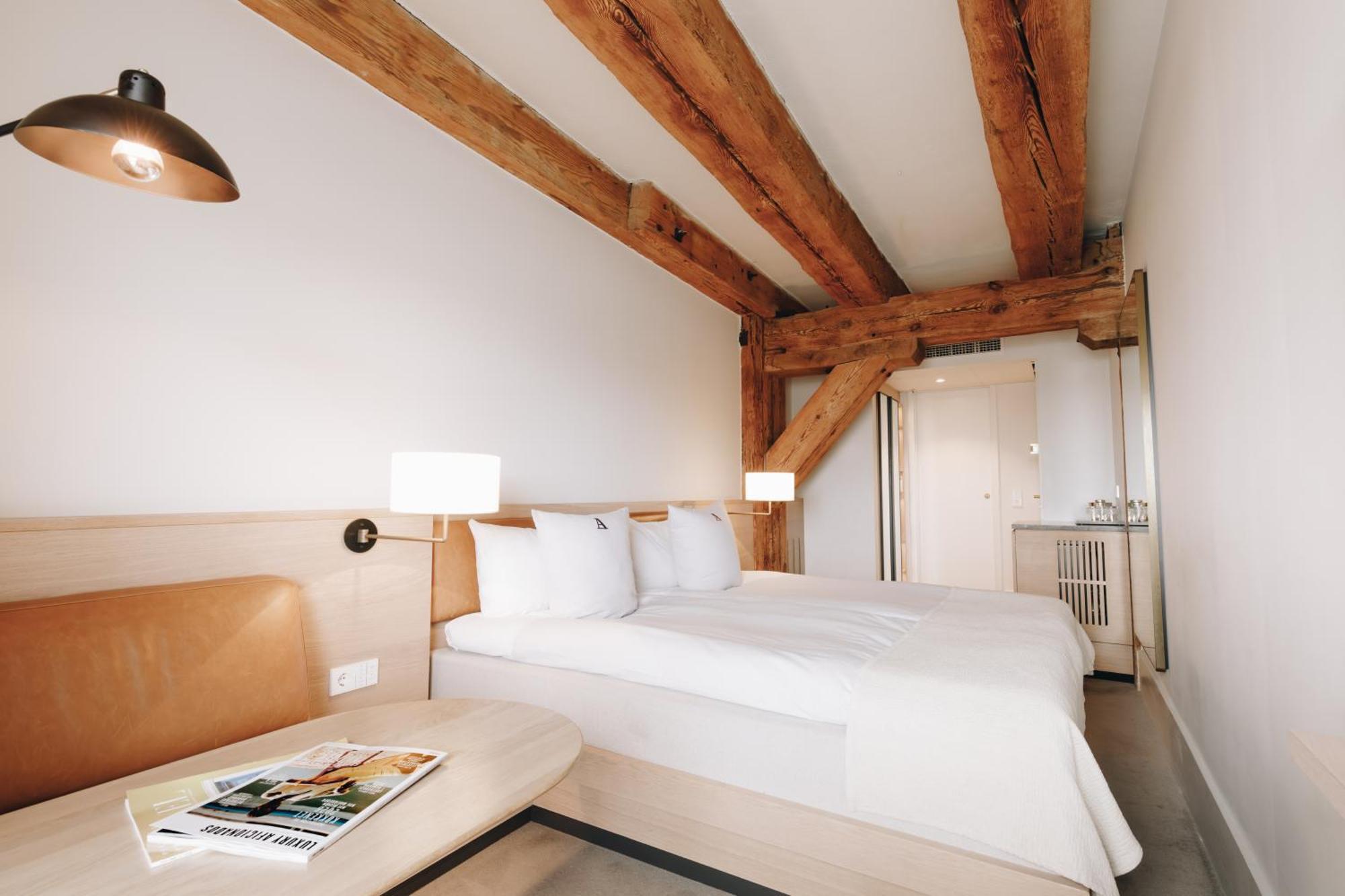 Classic Kamer aan het water met kingsize bed