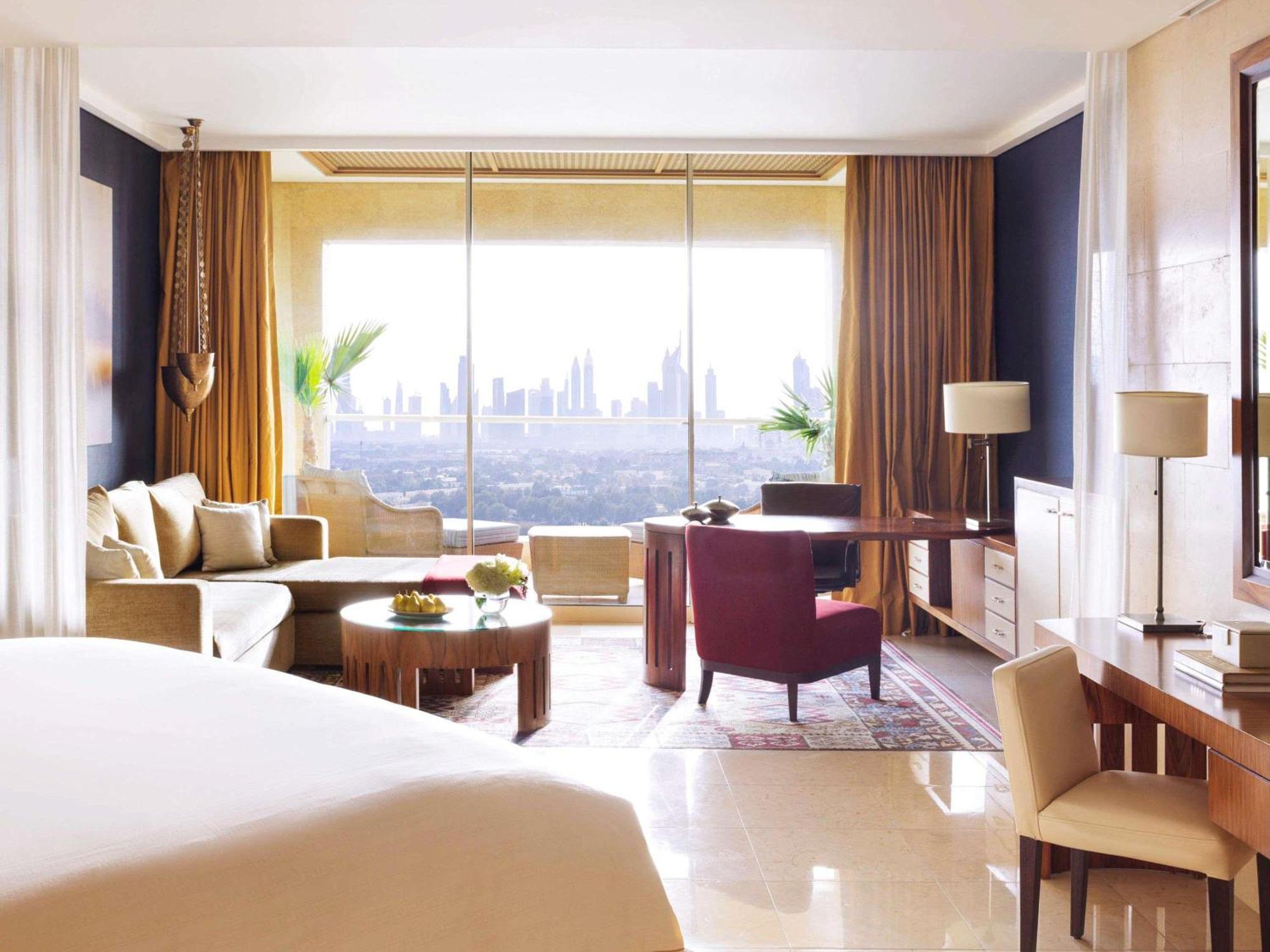 Chambre Raffles Club avec Terrasse et Accès au Salon Club : Petit-Déjeuner quotidien, Boissons en soirée et Canapés inclus