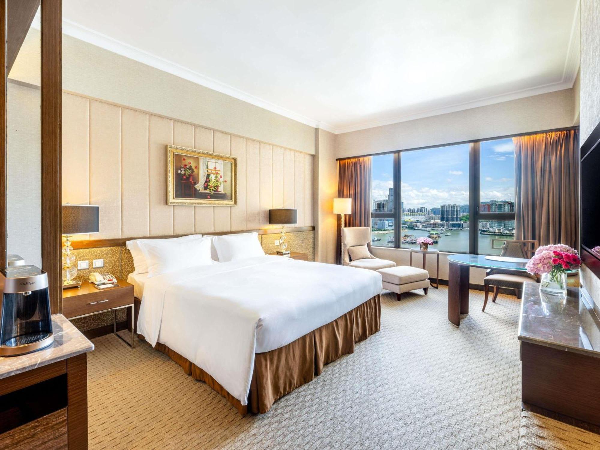 Superior King Room City View