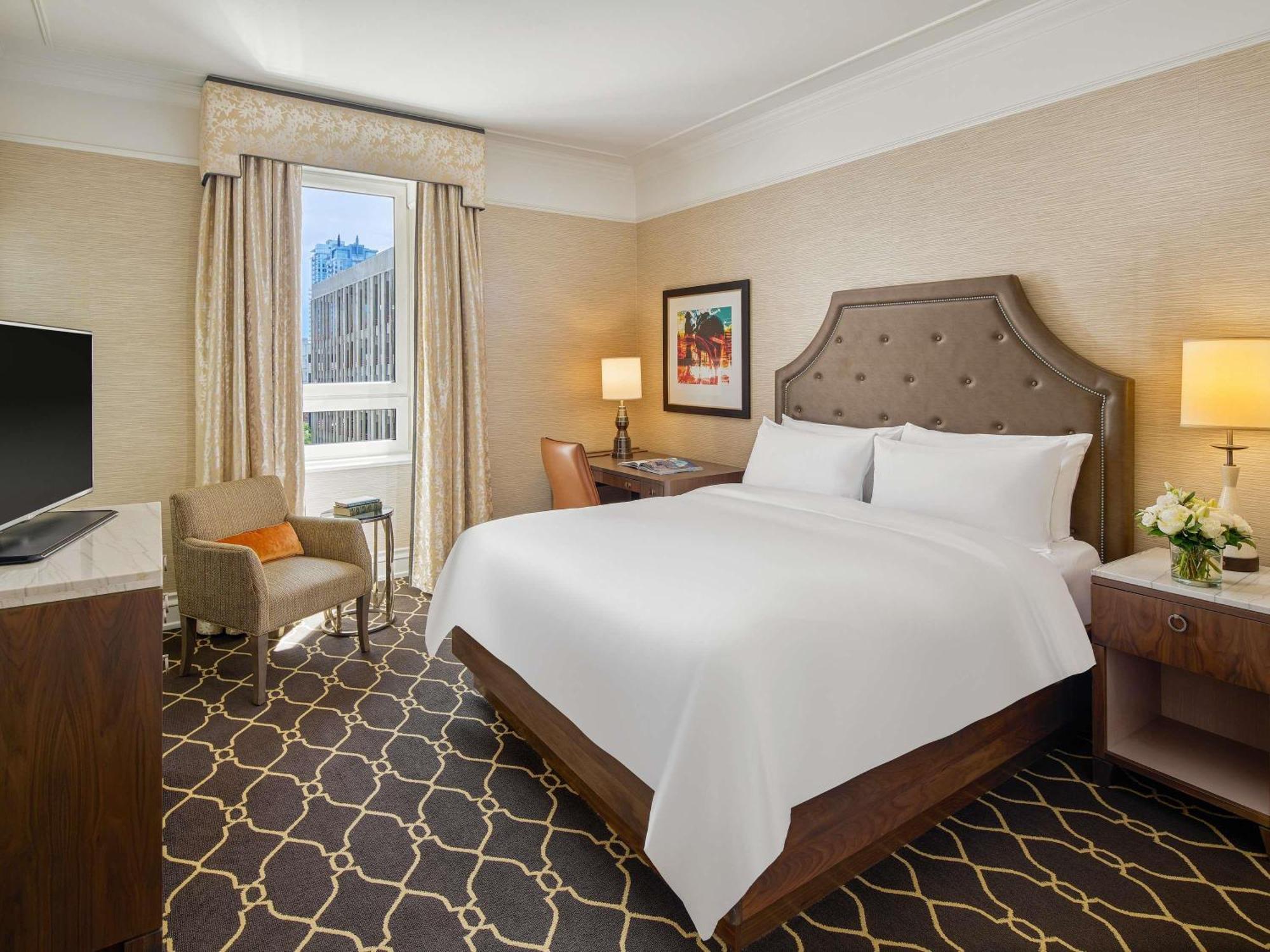 Deluxe King Room with City or Courtyard View