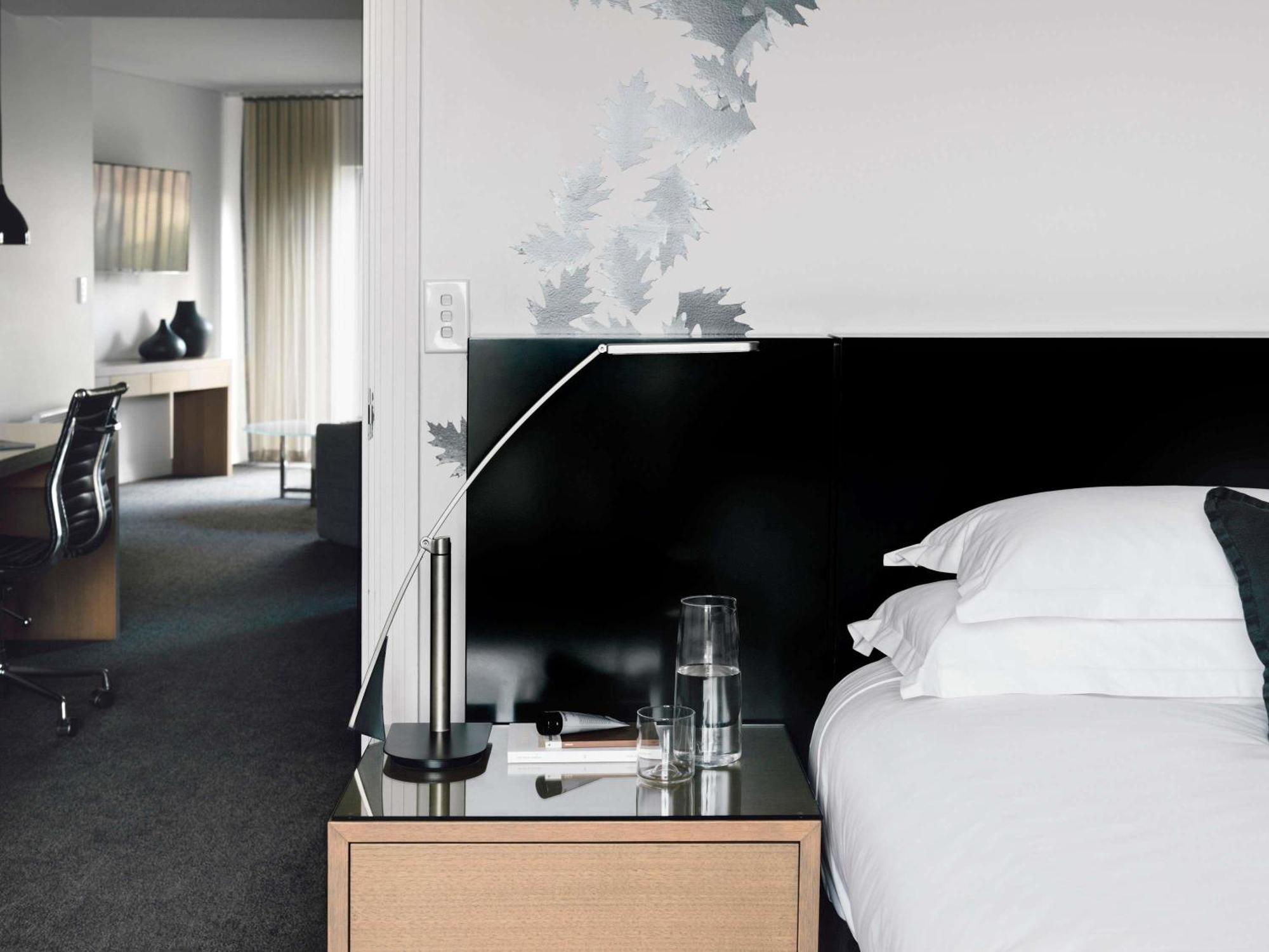 One-Bedroom Apartment King Bed Kitchenette