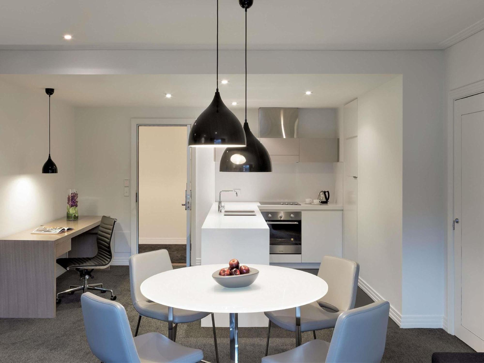 One-Bedroom Apartment King Bed Kitchenette
