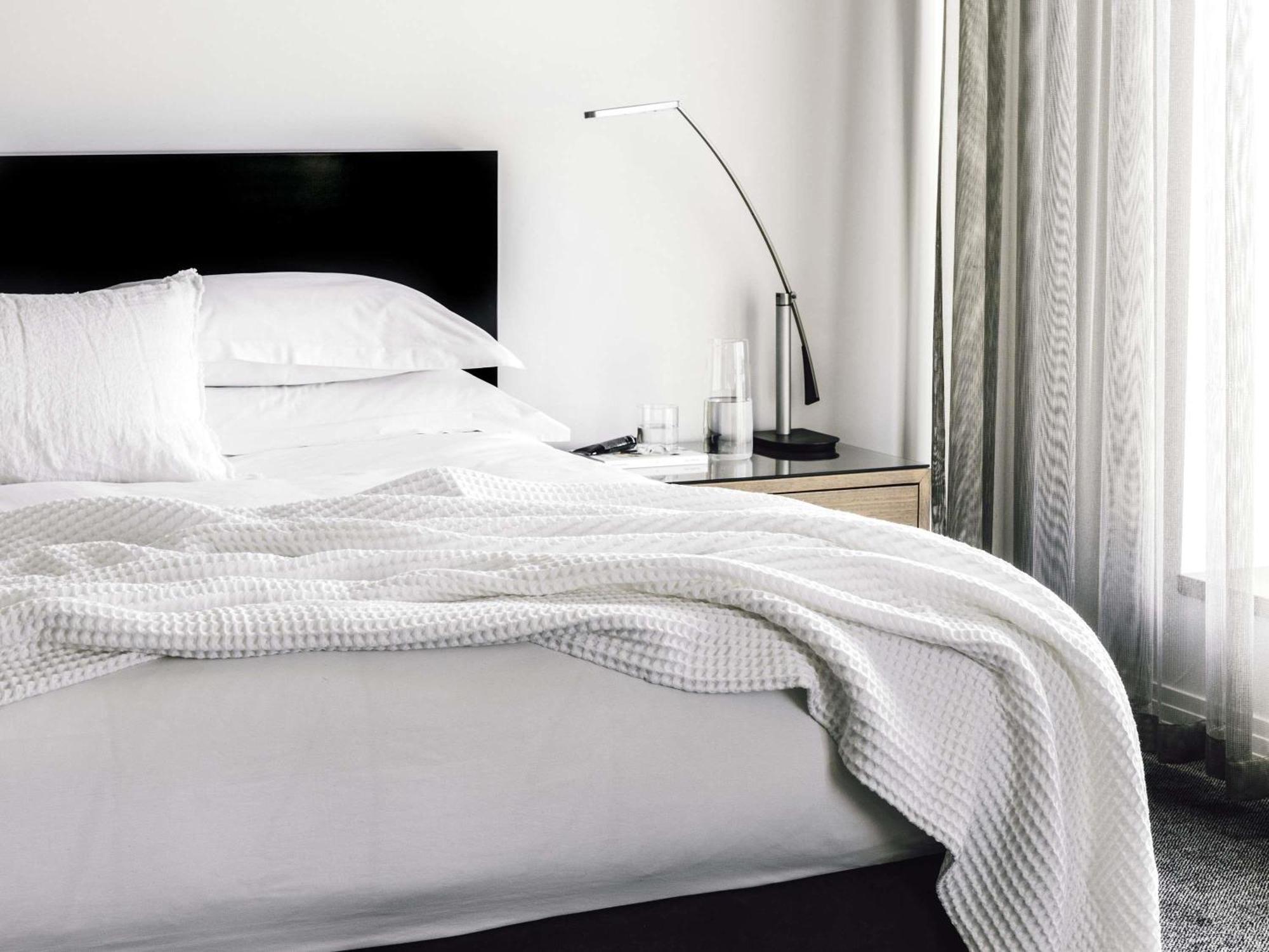One-Bedroom Apartment King Bed Kitchenette